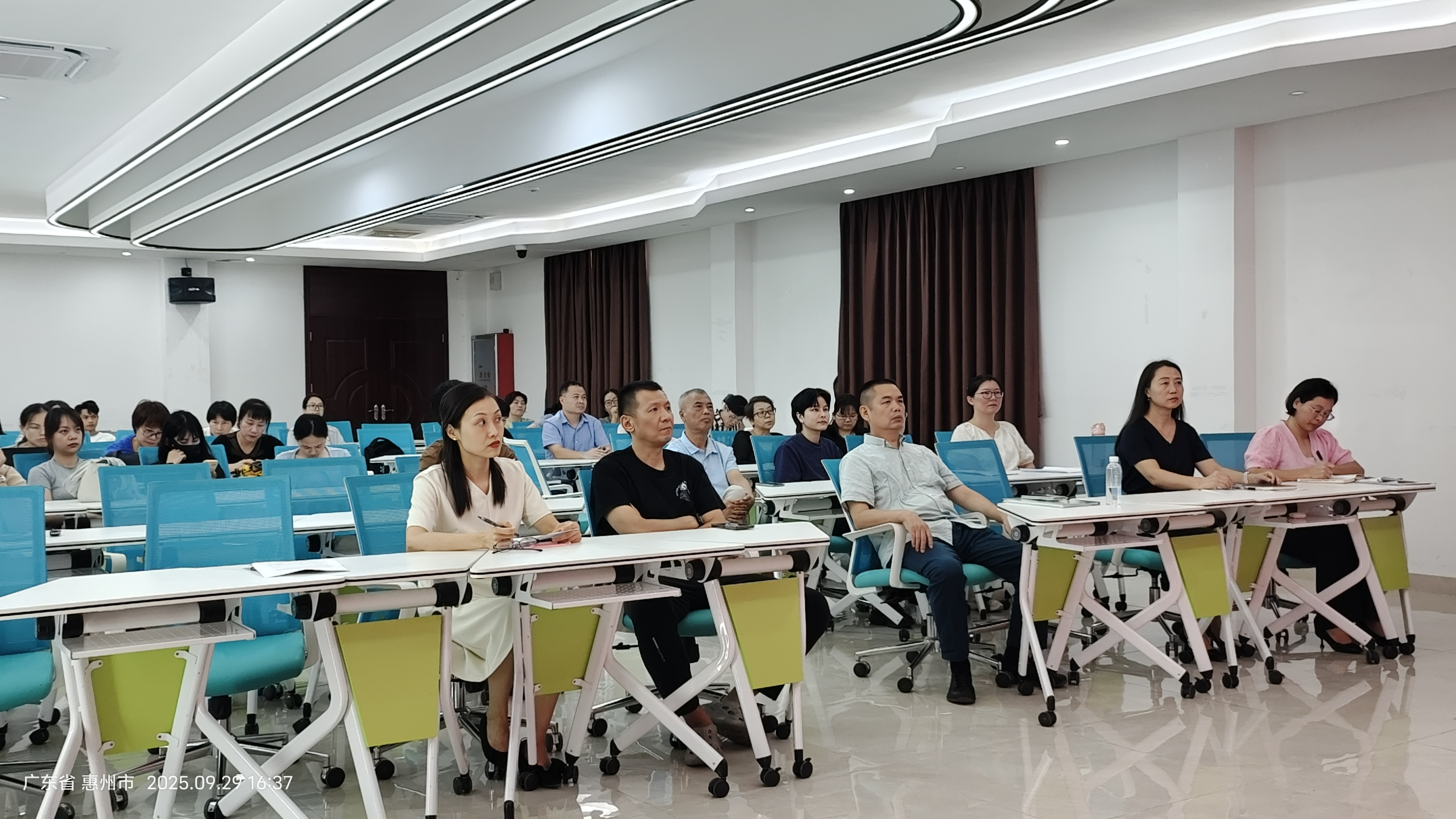 党员们认真学习和聆听“四有”好老师巡讲