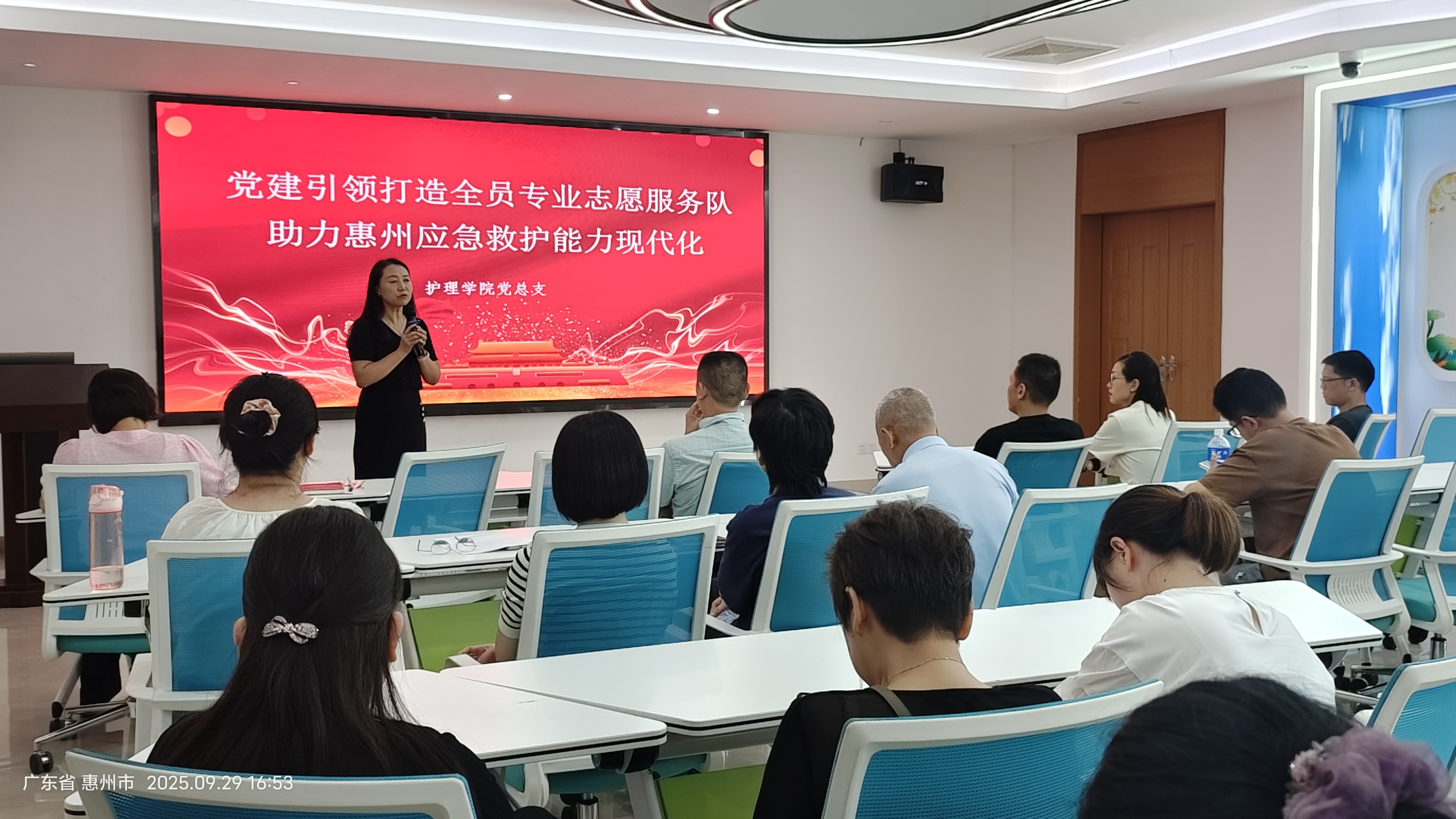 护理学院党总支书记高丽玲代表急救团队，以“党建共建践初心，急救服务显担当”宣讲