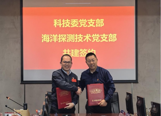 支部书记姜海坚（左）与王晨旭（右）签订党建共建协议