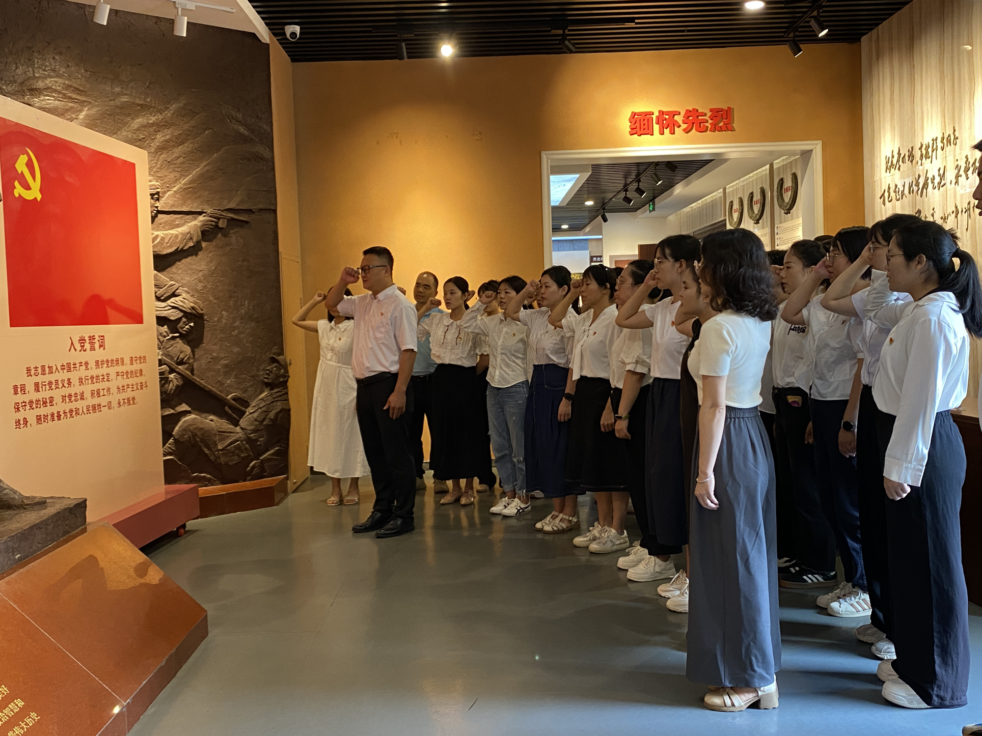 宁育全带领党员教师重温入党誓词