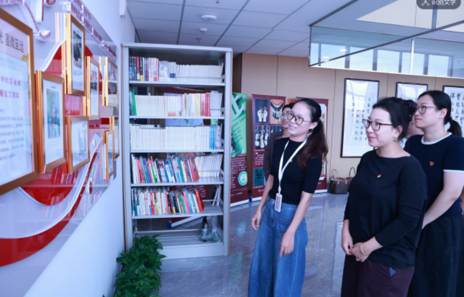 党员参观文管系党建活动中心 党员参观文管系党建活动中心