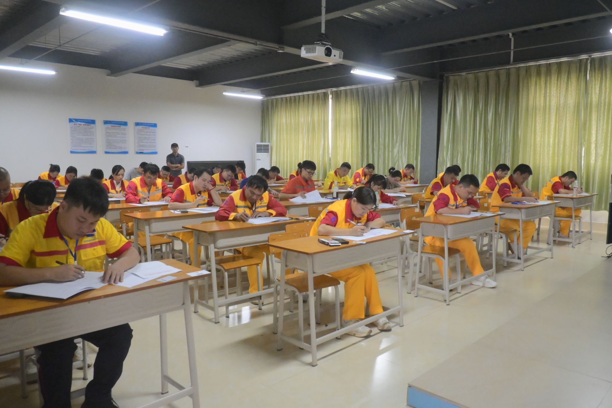 理论考试现场