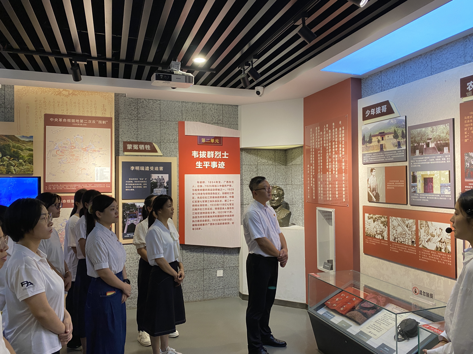 全体师生参观陈列馆