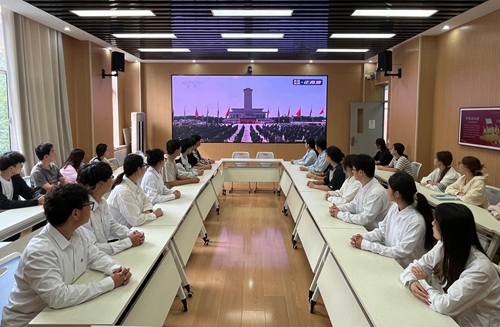 生物与化工学院代表集中观看烈士纪念日向人民英雄敬献花篮仪式 生物与化工学院代表集中观看烈士纪念日向人民英雄敬献花篮仪式