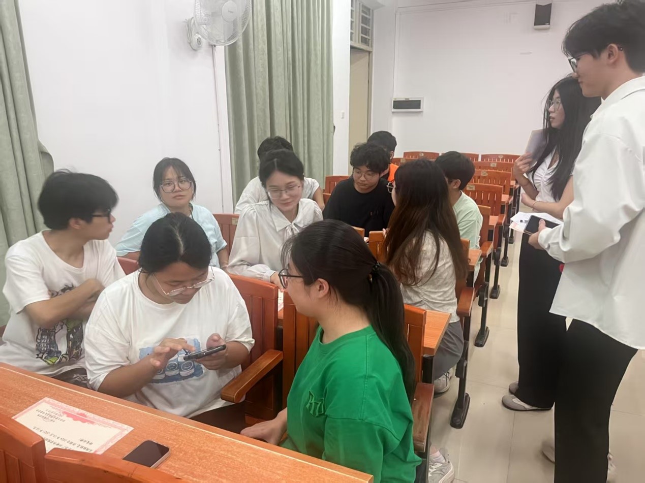 图5:组内讨论 图5:组内讨论