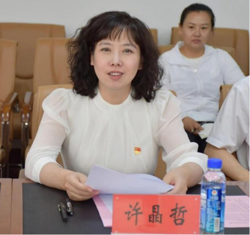 自化学院党委书记张颖、齐齐哈尔市人才工作中心主任许晶哲在座谈会上致辞2