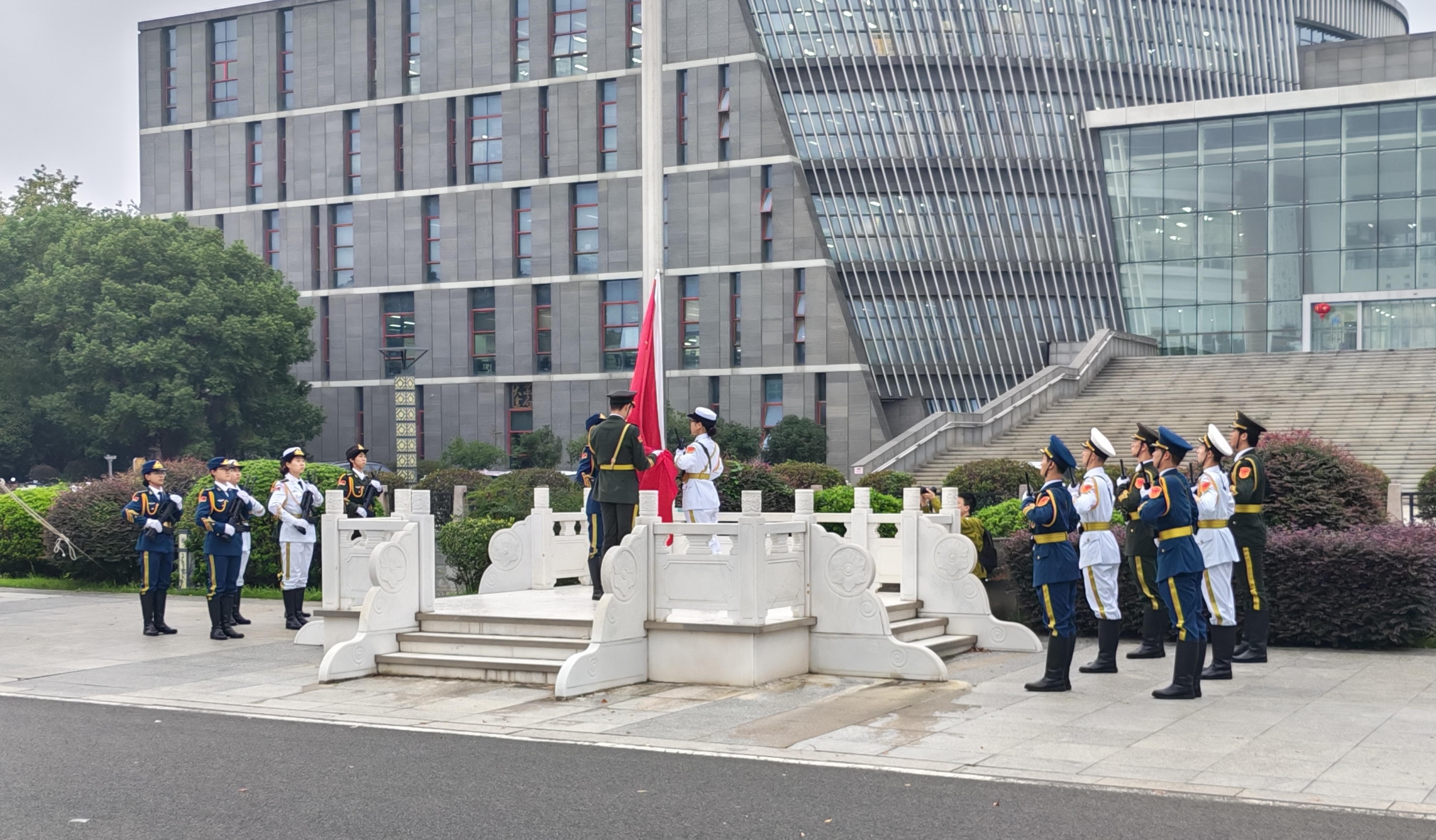 南京大学仙林校区升旗仪式现场 南京大学仙林校区升旗仪式现场