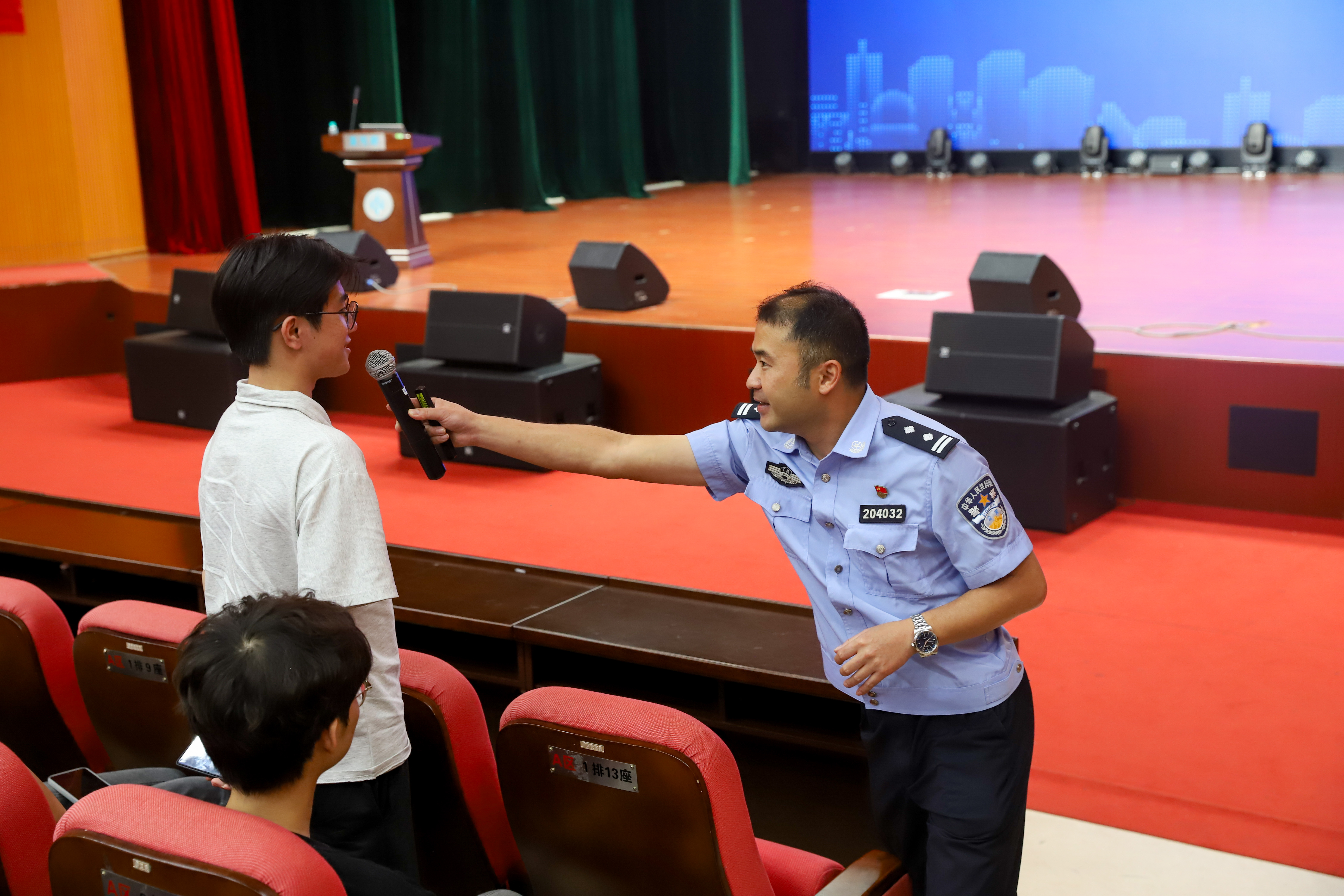 陈所长与学生互动 陈所长与学生互动