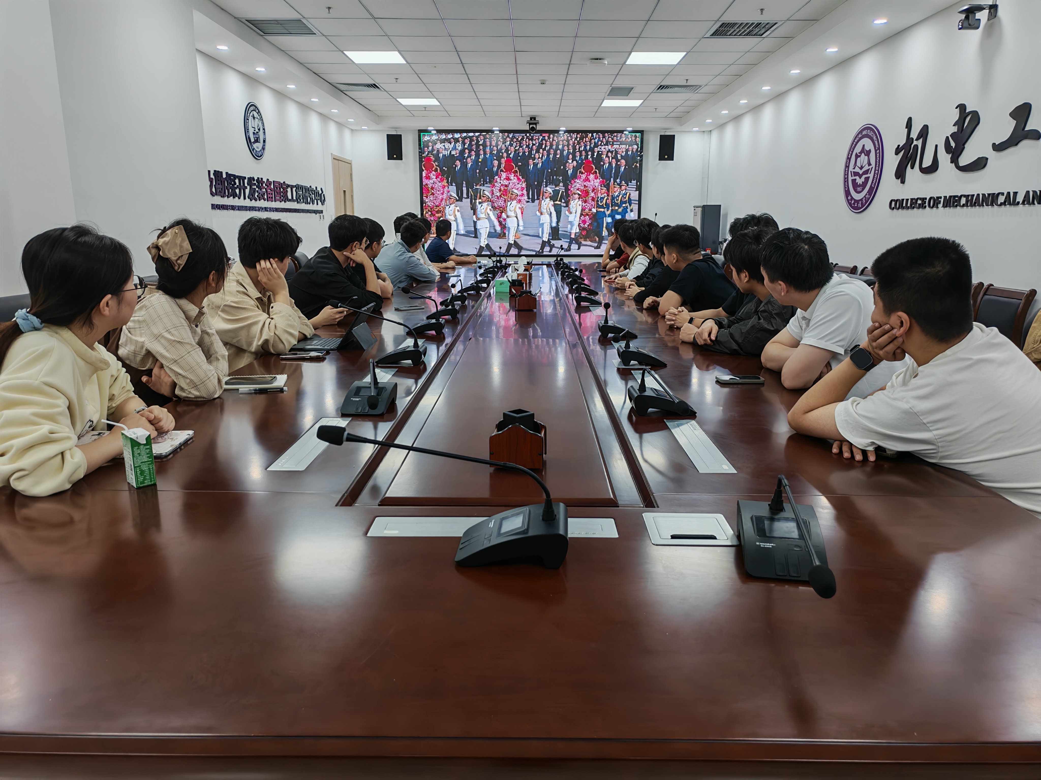 支部成员共同观看烈士纪念日敬献花篮仪式直播