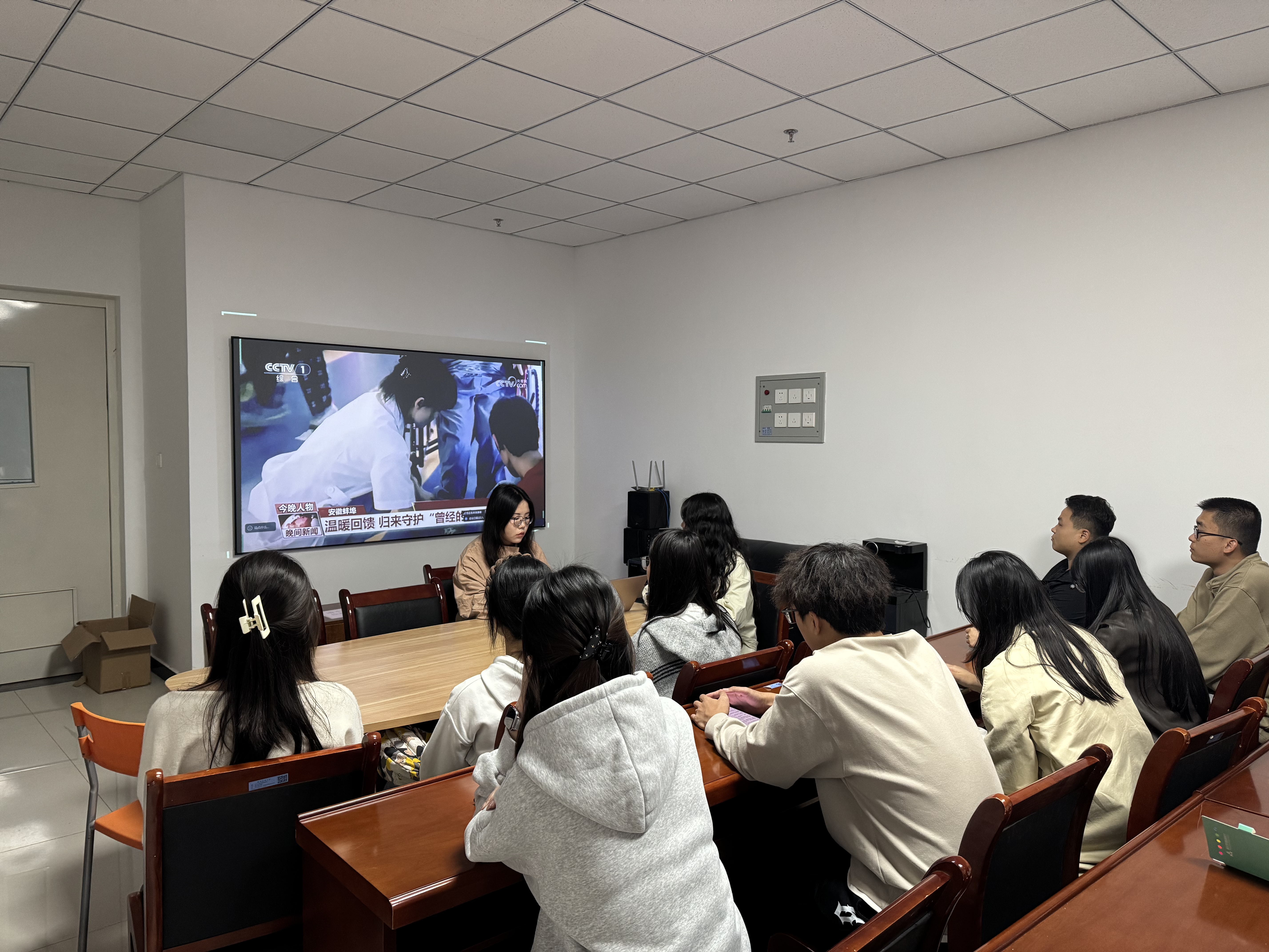 绿色无机创新团队第二党支部学习教师精神 汲取岗位奉献力量