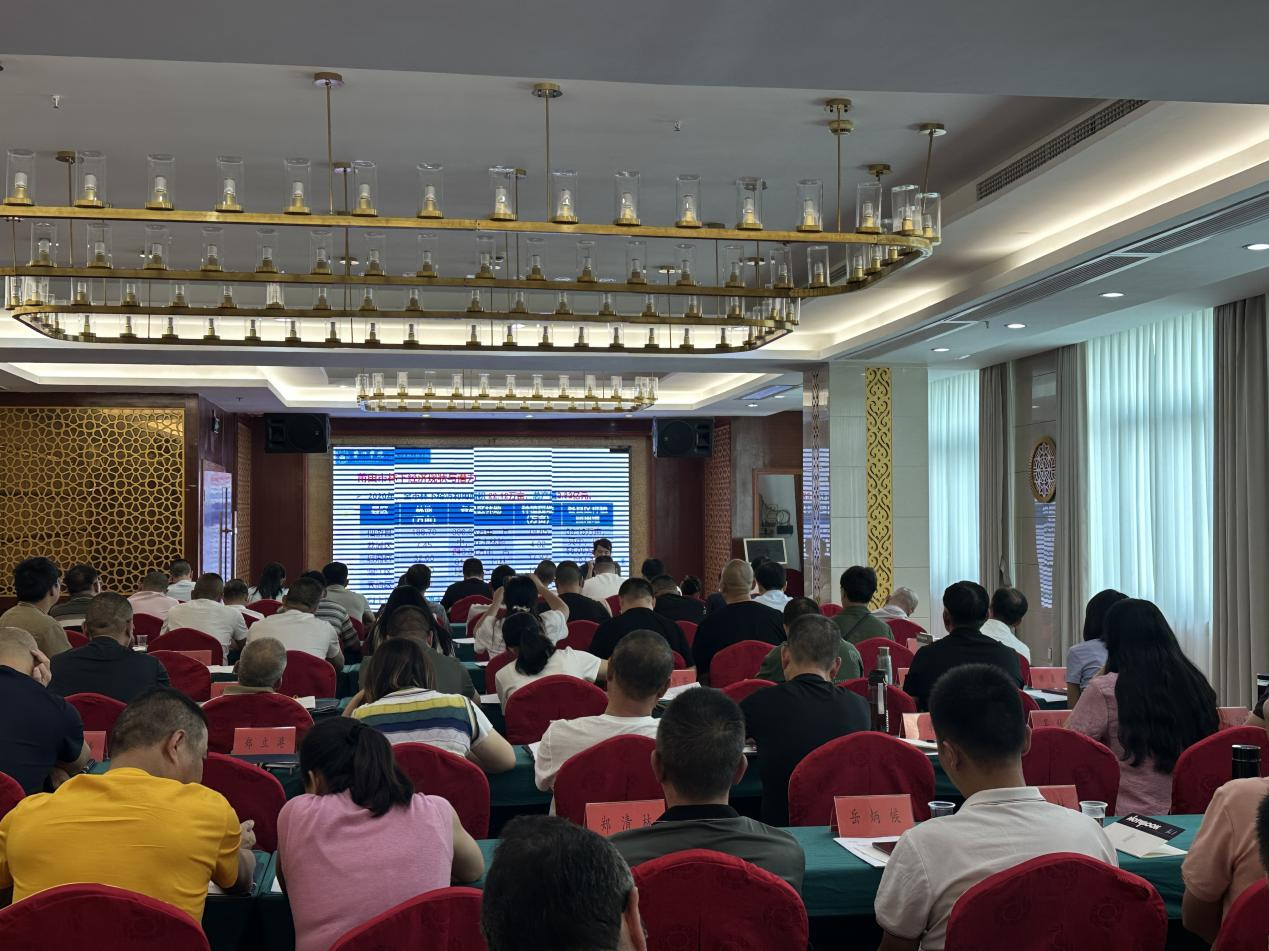 图为林授锴在课堂为村主干解读林下经济。