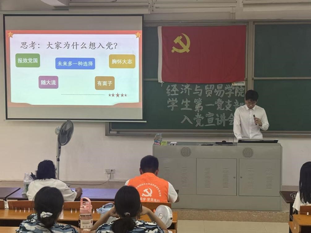 图7：肖应振同志与在场同学互动