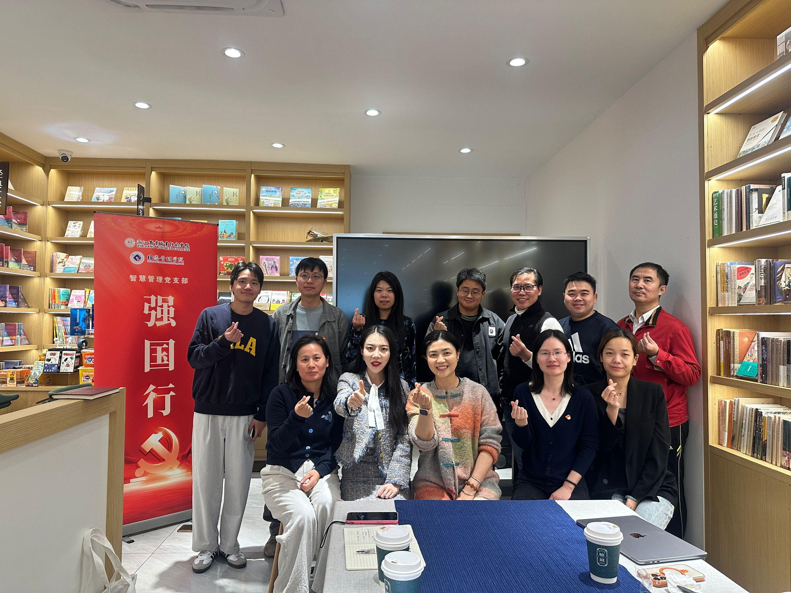 图2 强国行:经纬博士(专家)创新服务站日常开展研讨活动 图2 强国行:经纬博士(专家)创新服务站日常开展研讨活动