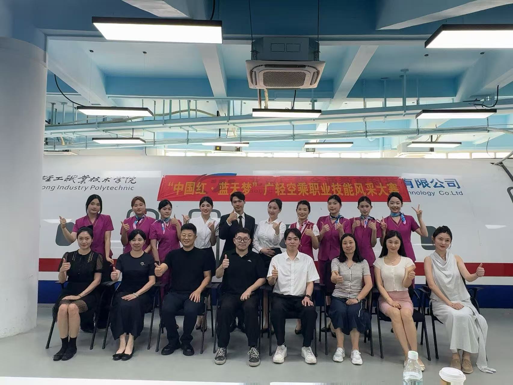 参赛学生与评委老师合影留念 参赛学生与评委老师合影留念