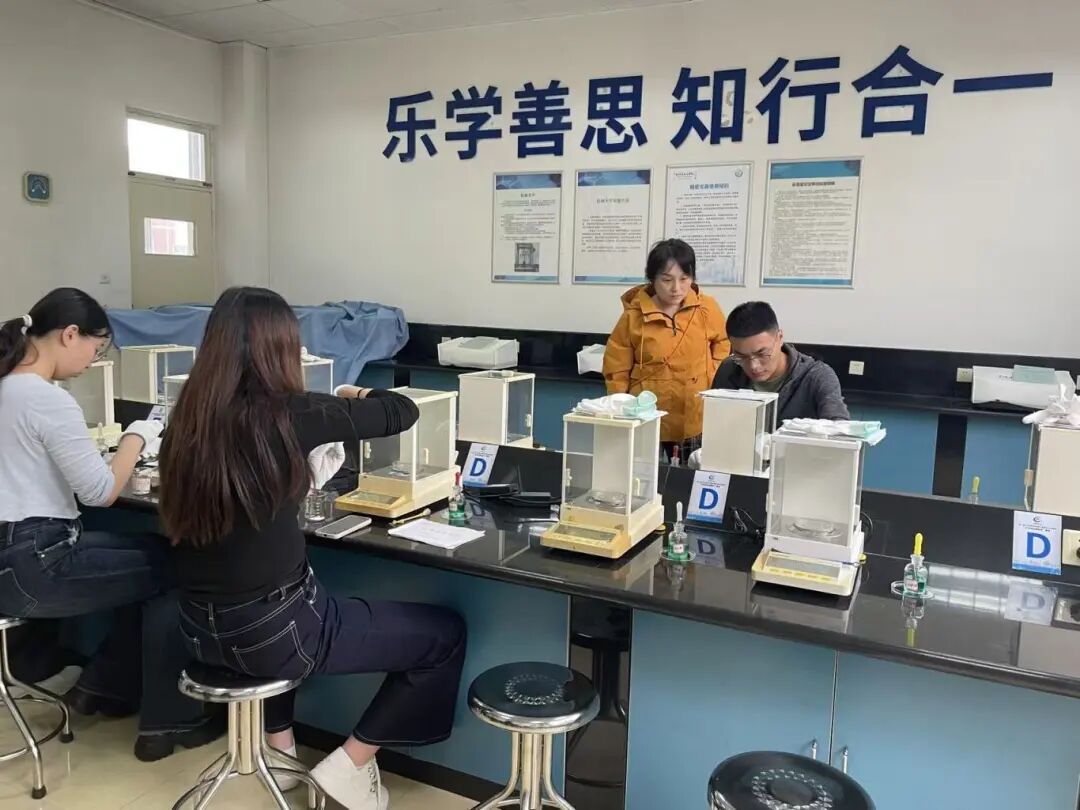 化学检验员培训学员实操现场