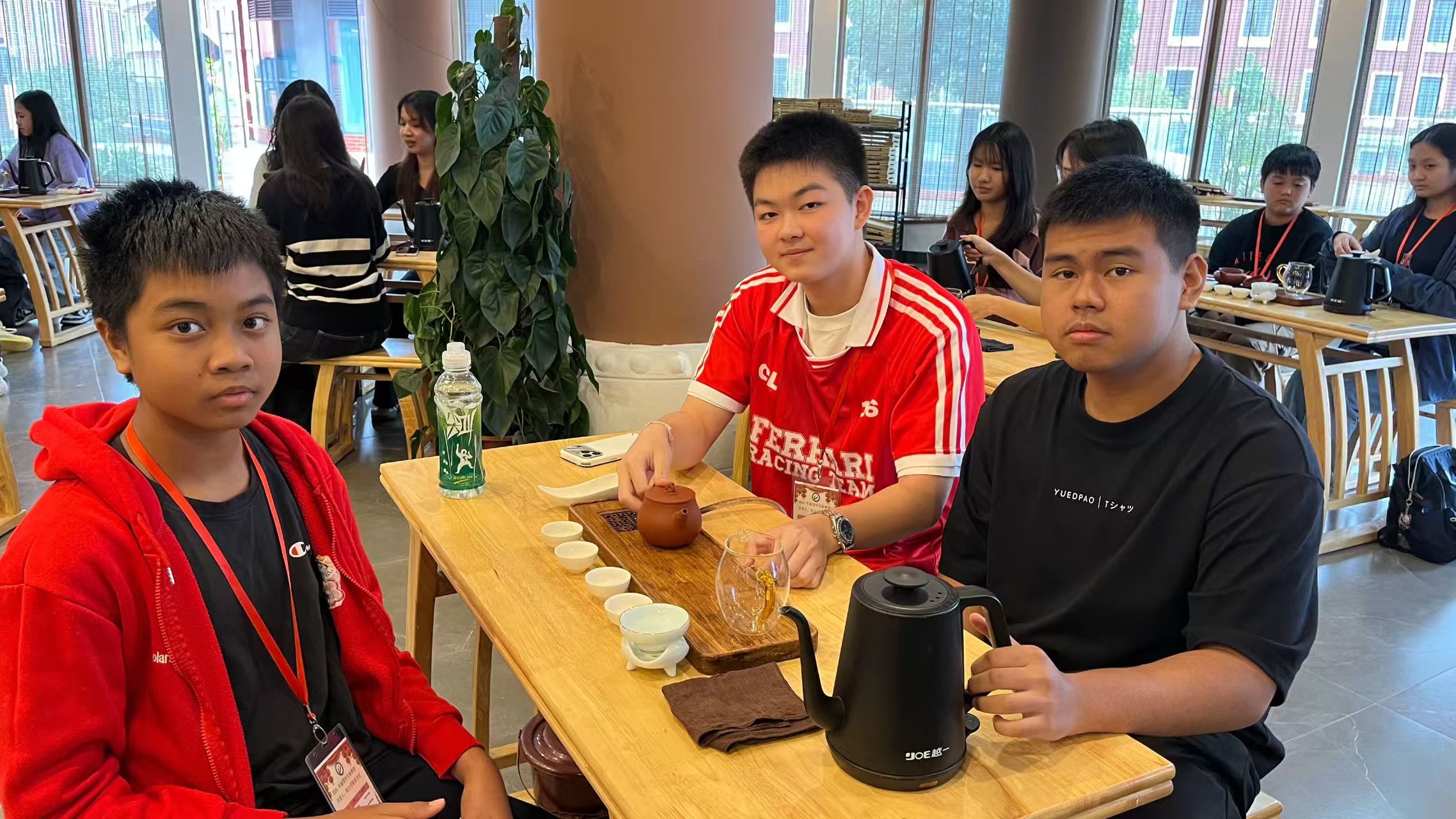 在茶艺师行云流水的动作里
读懂中国的待客之道