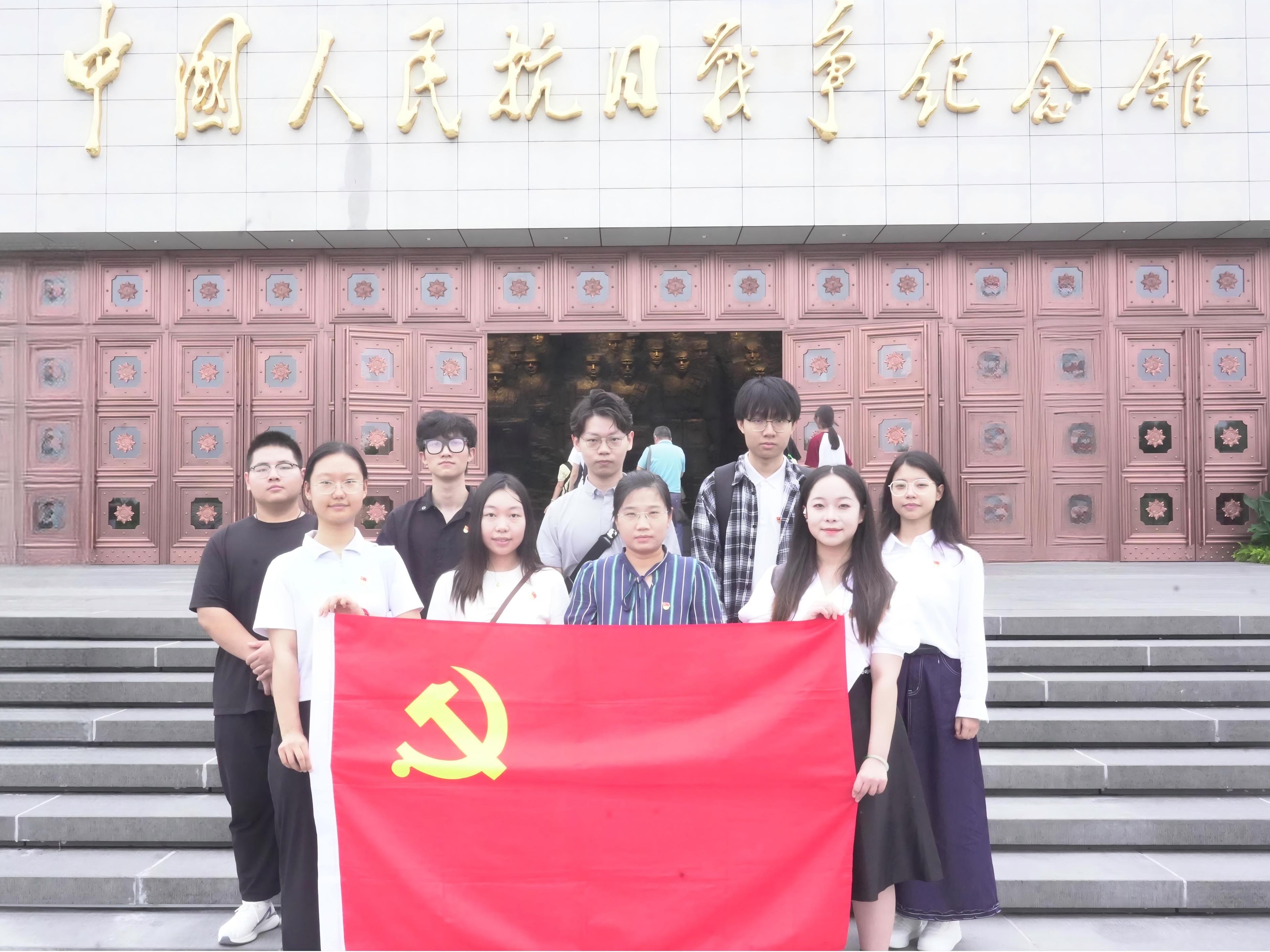 图1：党支部参观中国人民抗日战争纪念馆