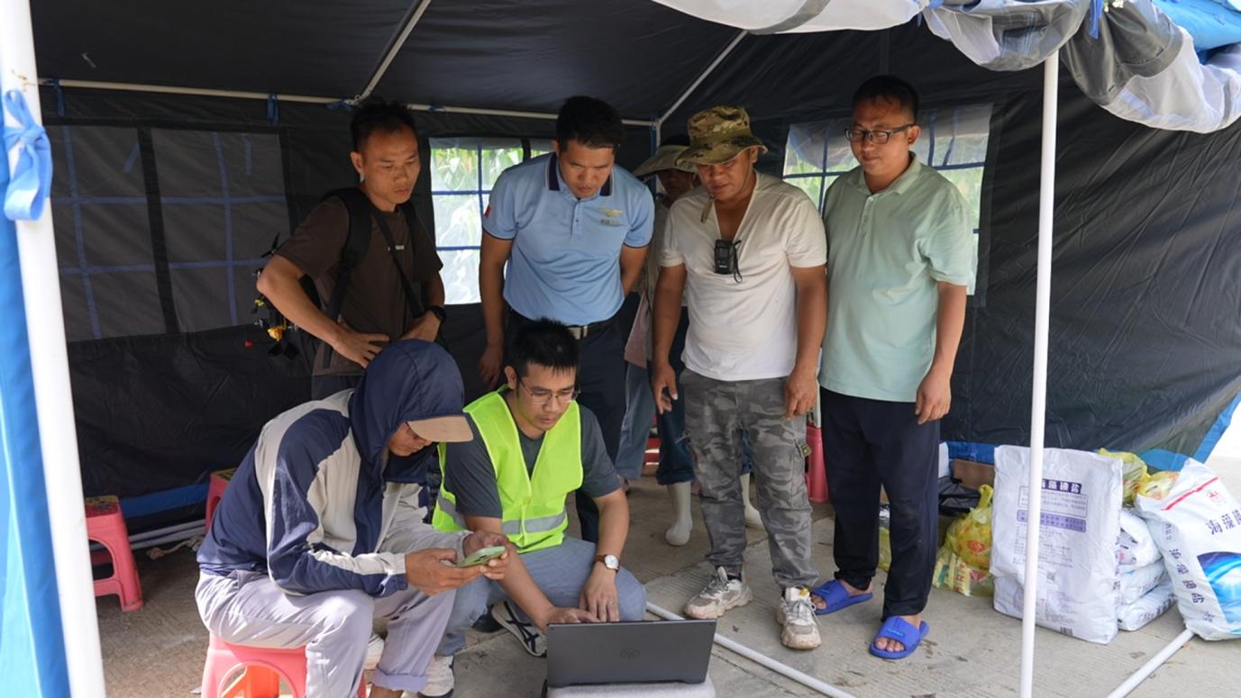 3.联动团队在现场临时指挥中心通过“一张图”应急指挥数字孪生平台进行高效沟通