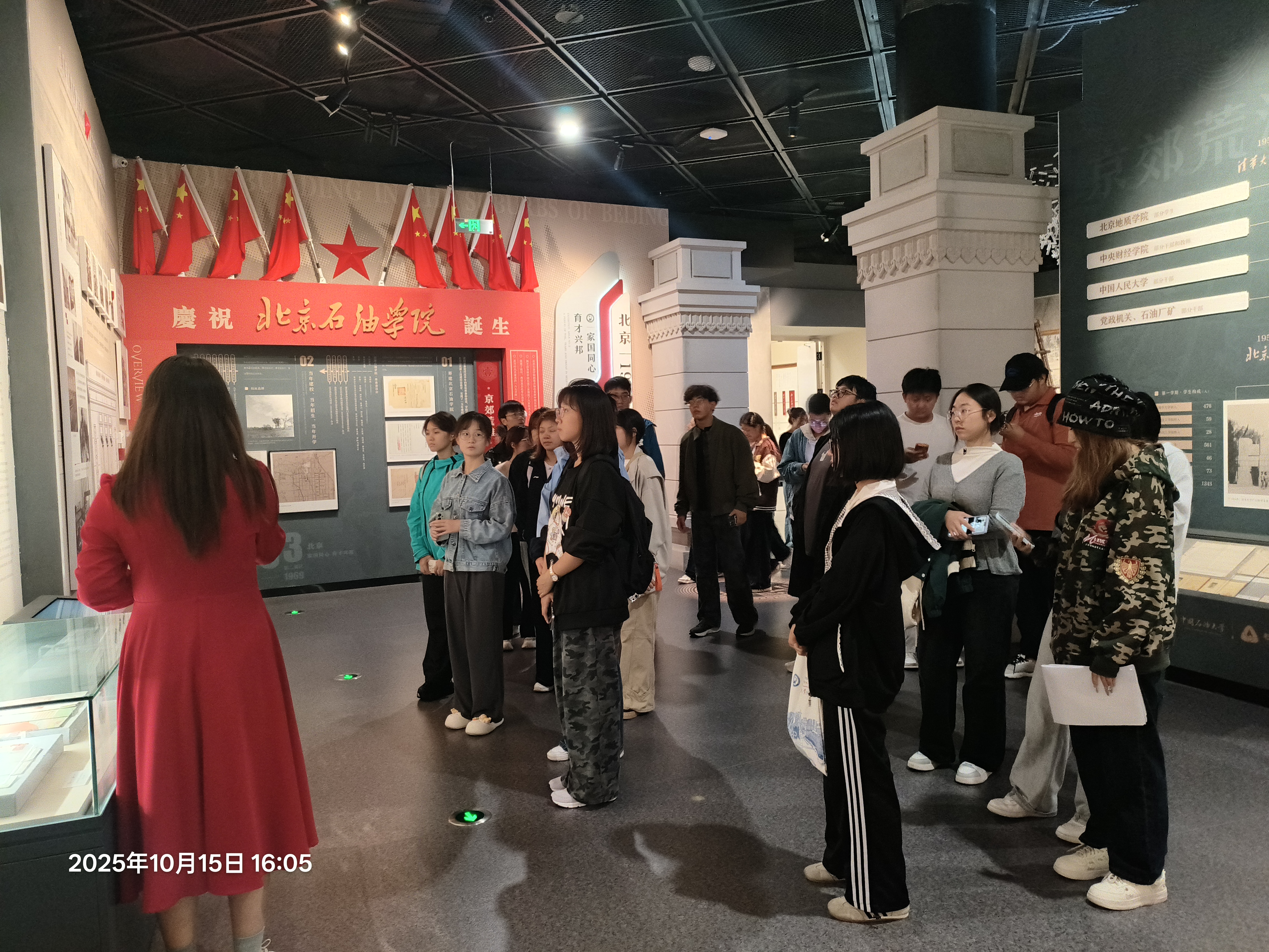 师生在校史馆参观 2 师生在校史馆参观 2