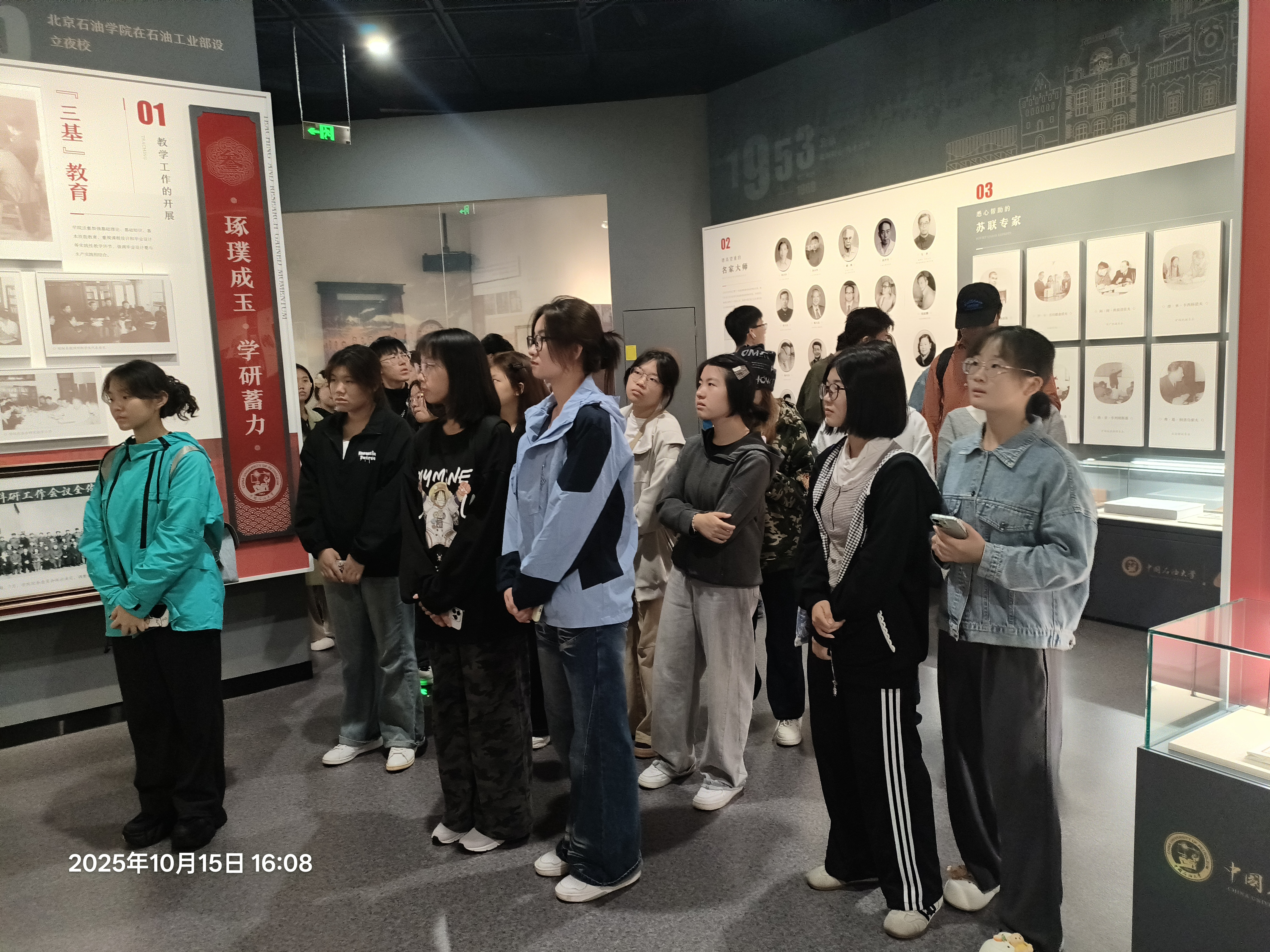 师生在校史馆参观 师生在校史馆参观