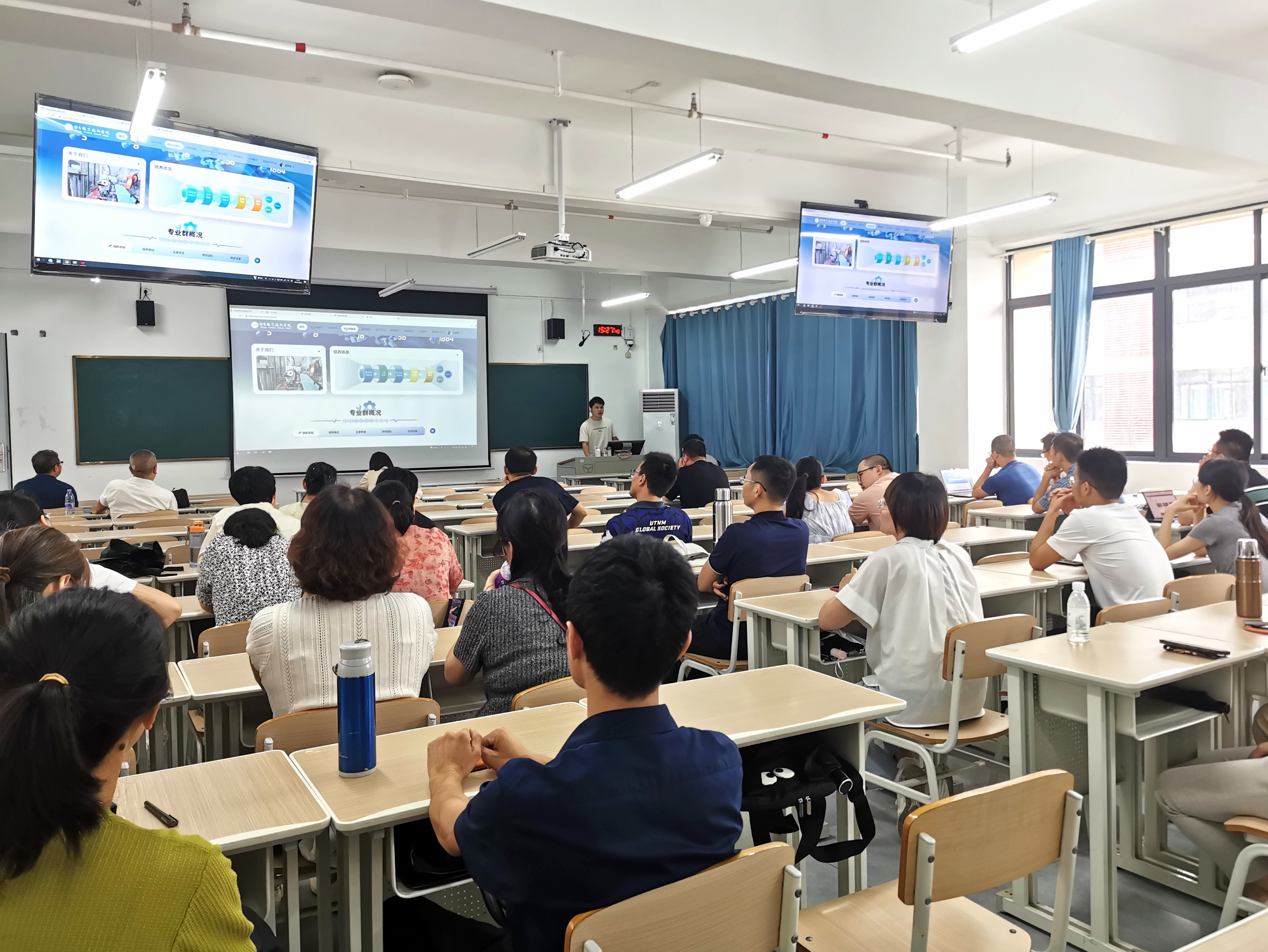 教师党员们认真聆听专家授课 教师党员们认真聆听专家授课