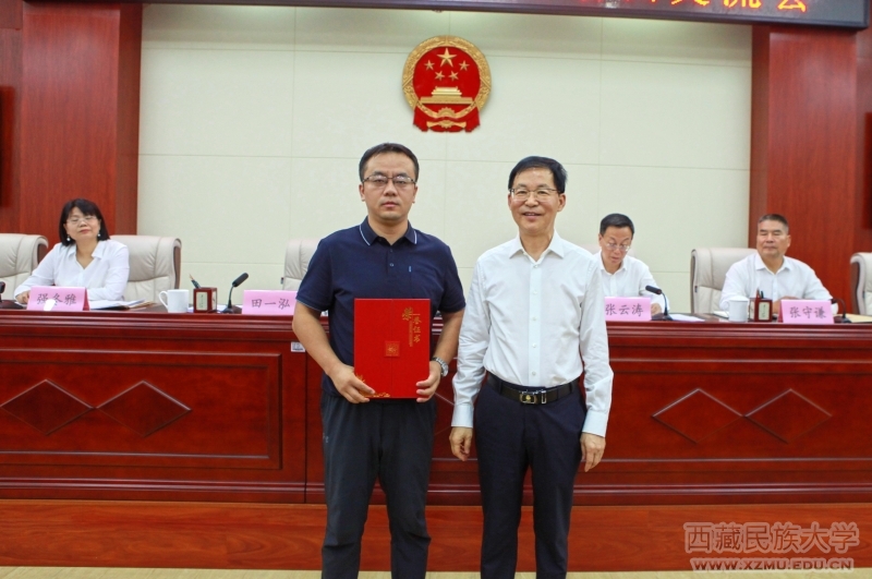 教师代表领取荣誉证书 教师代表领取荣誉证书