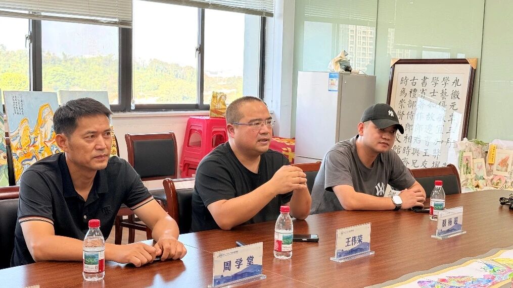 王伟荣副院长与党员老师参加会议 王伟荣副院长与党员老师参加会议