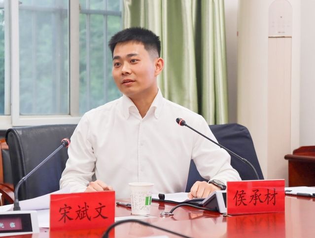 邓杨汇报了校友工作设想及校友会筹备工作情况,她表示将广泛联络广大校友,建立校友信息库,推动构建“校友—学院—顾问”发展共同体,构建常态化校友联系服务合作机制。 邓杨汇报了校友工作设想及校友会筹备工作情况,她表示将广泛联络广大校友,建立校友信息库,推动构建“校友—学院—顾问”发展共同体,构建常态化校友联系服务合作机制。