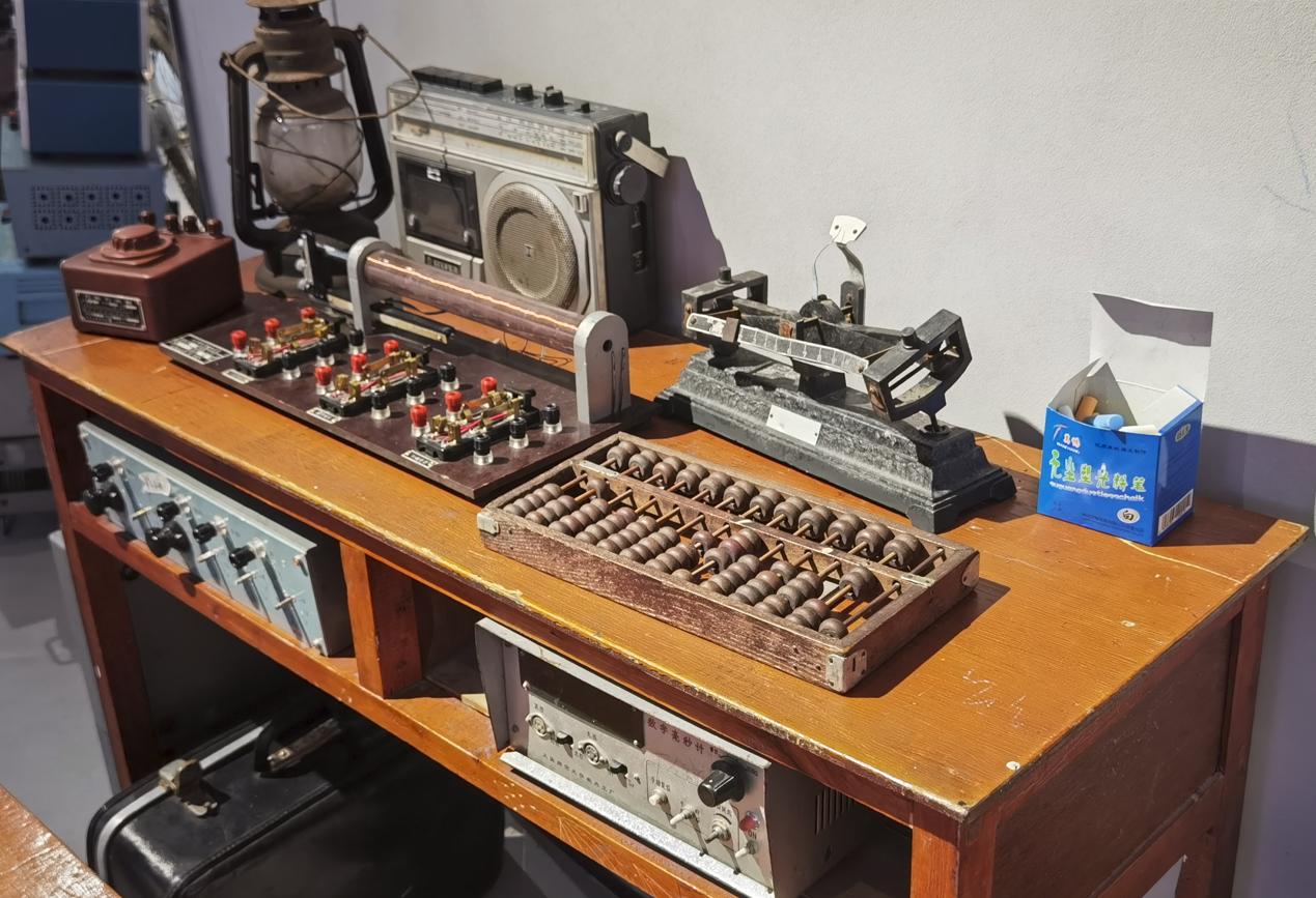 ͼƬ36�����ߡ��豸�� 1988��