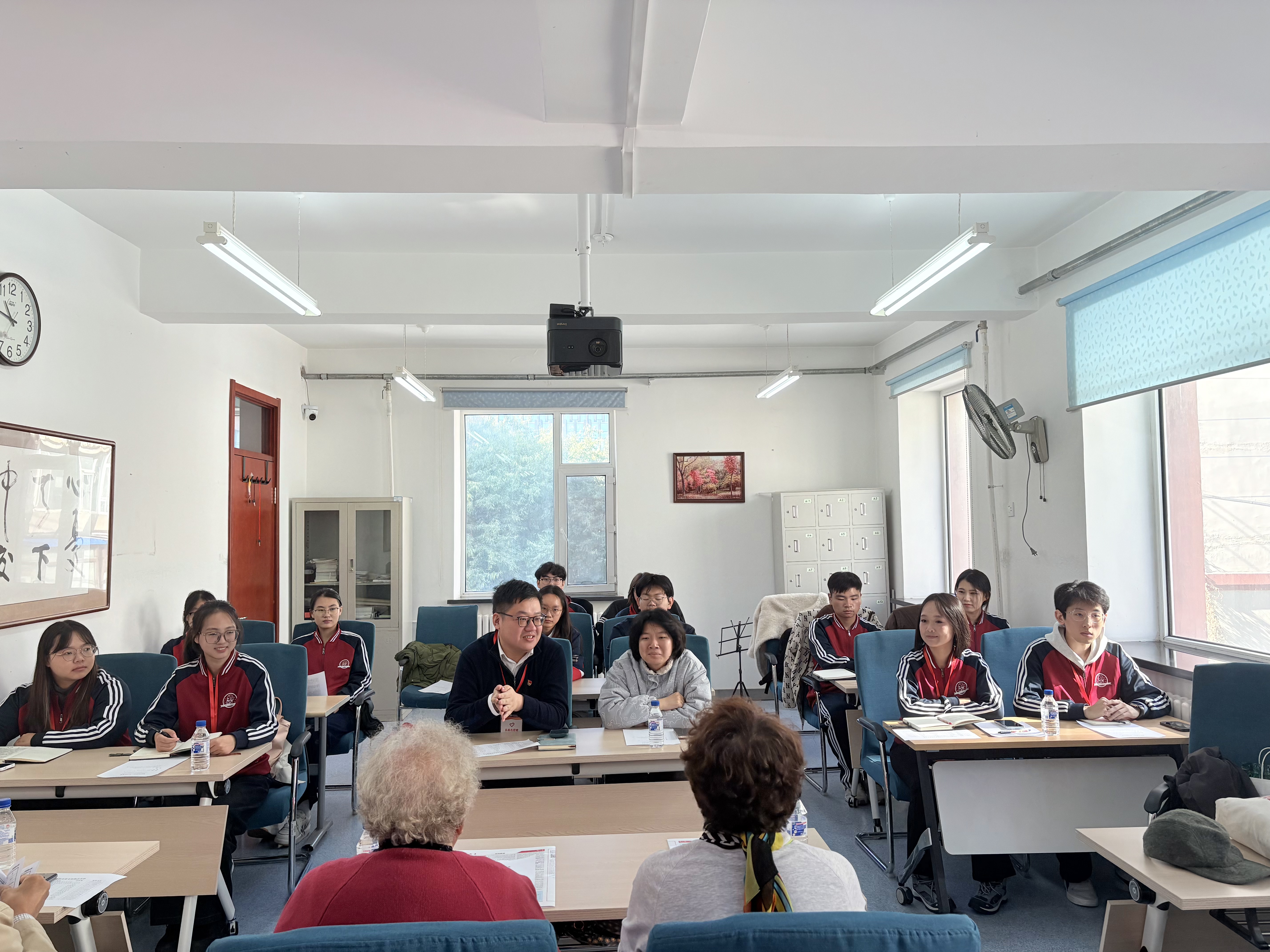 图三：2025年10月15日，东北师范大学马克思主义学部开展“银龄传薪火，青马向未来”离退休教师与青年学生结对活动，本科生党支部书记宋冰介绍支部建设情况，杨茜拍摄