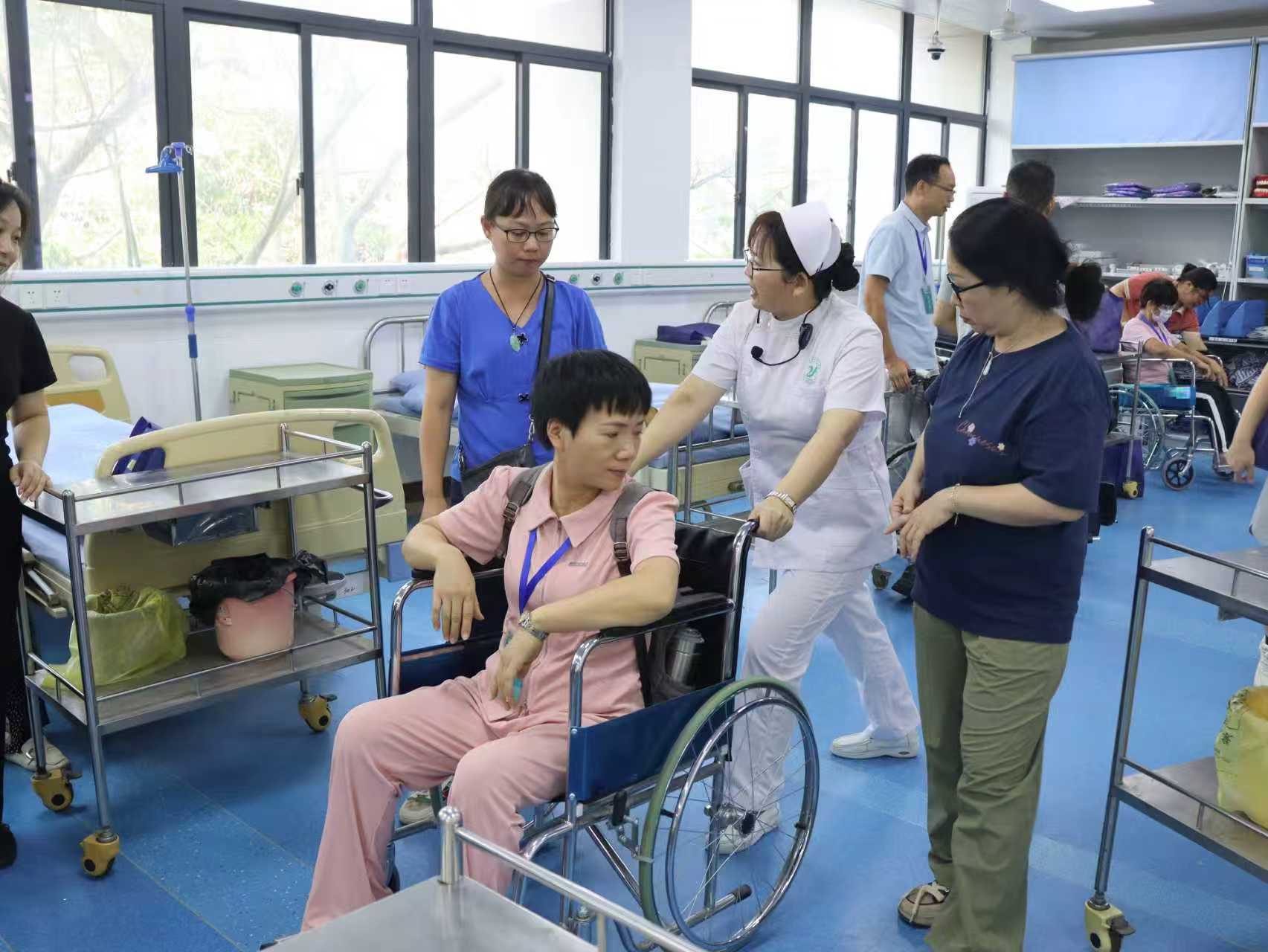 学员在助教团队指导下反复实操