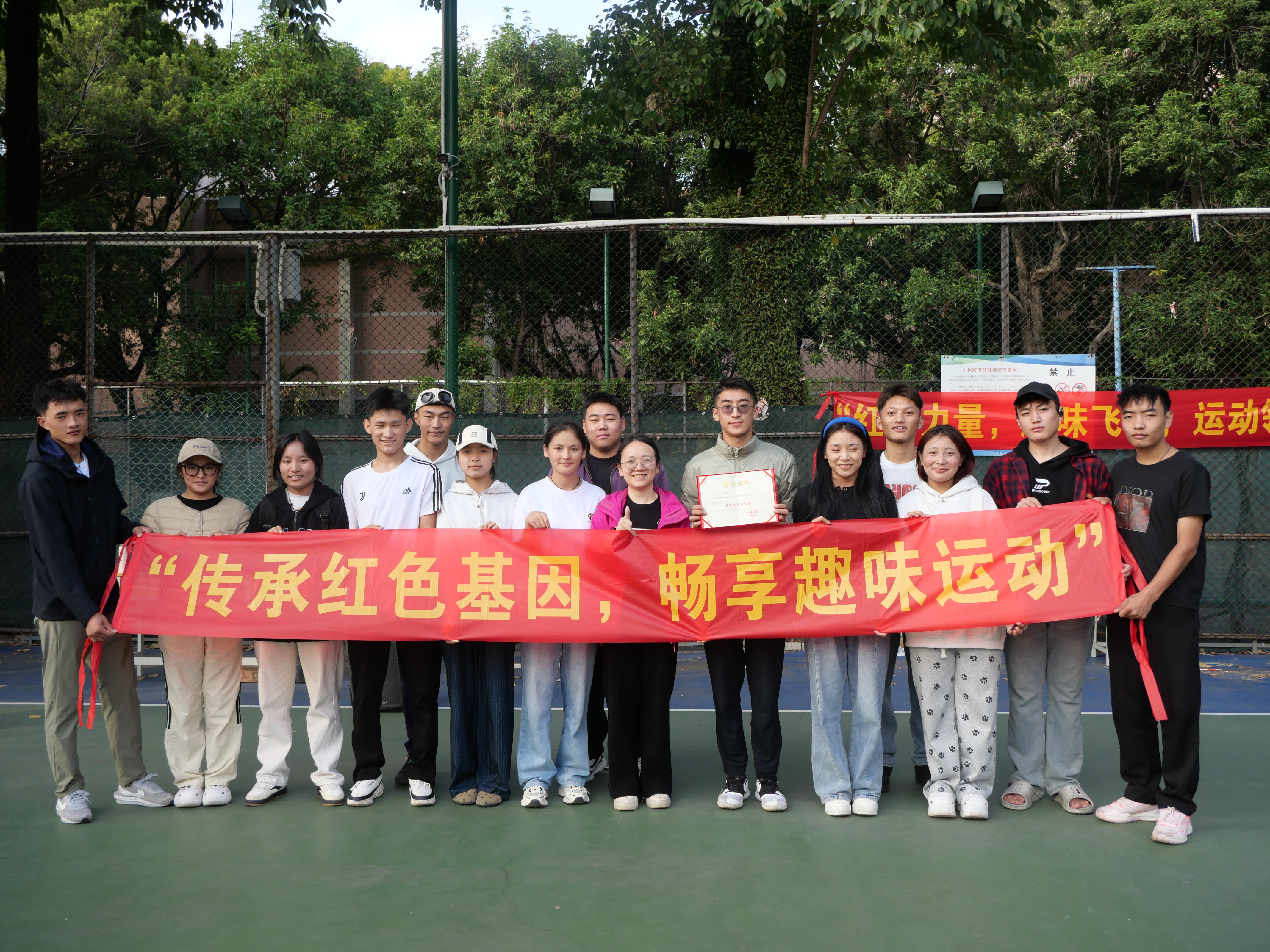 获奖学生与老师合影