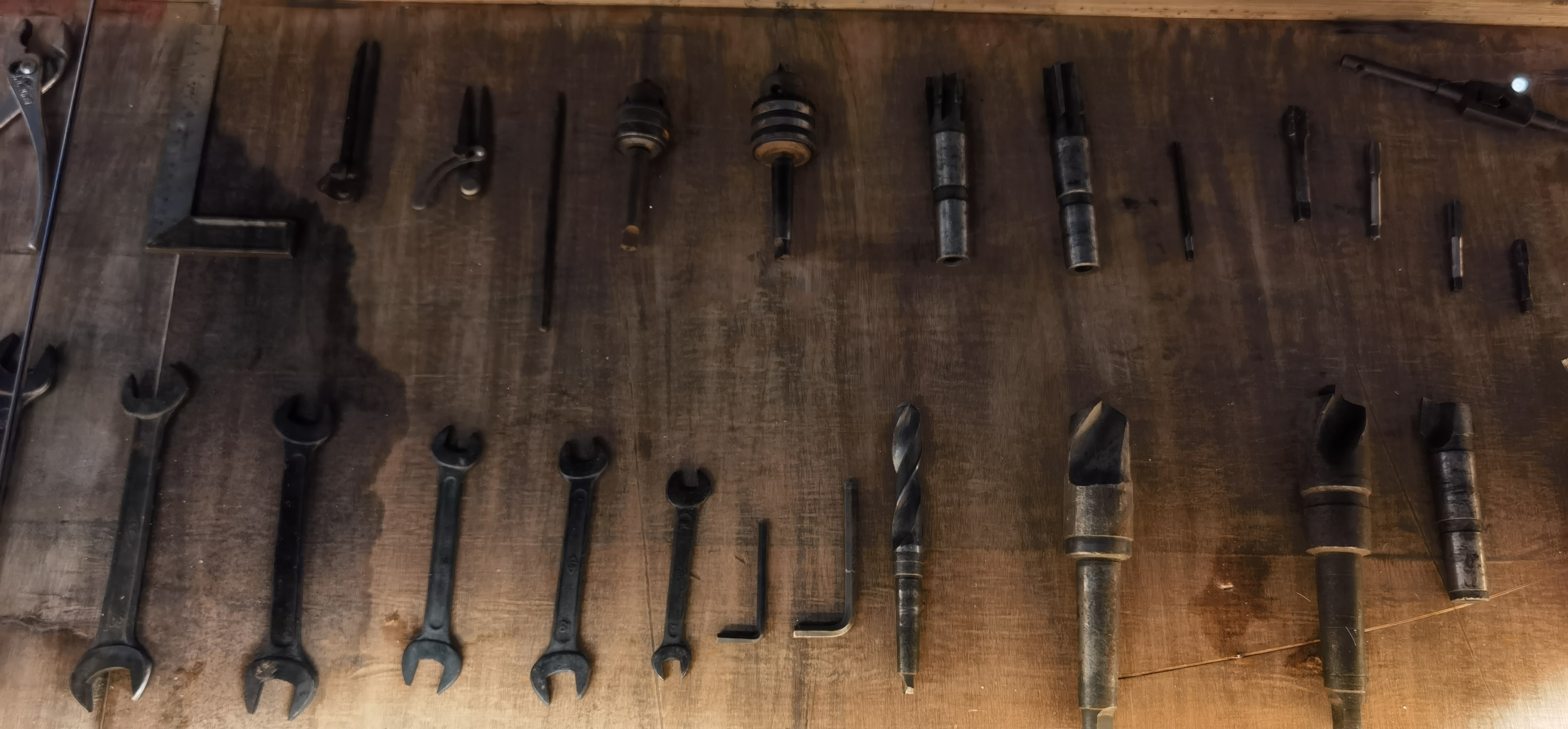 ͼƬ34��ʵ���þߣ���ǯ�������ߡ�ǯ�����ߣ��׼ӹ�����̨��ǯ��ɰ�֣�ĥ���ã������������üоߡ�ϳ�����ٵ��ȡ�