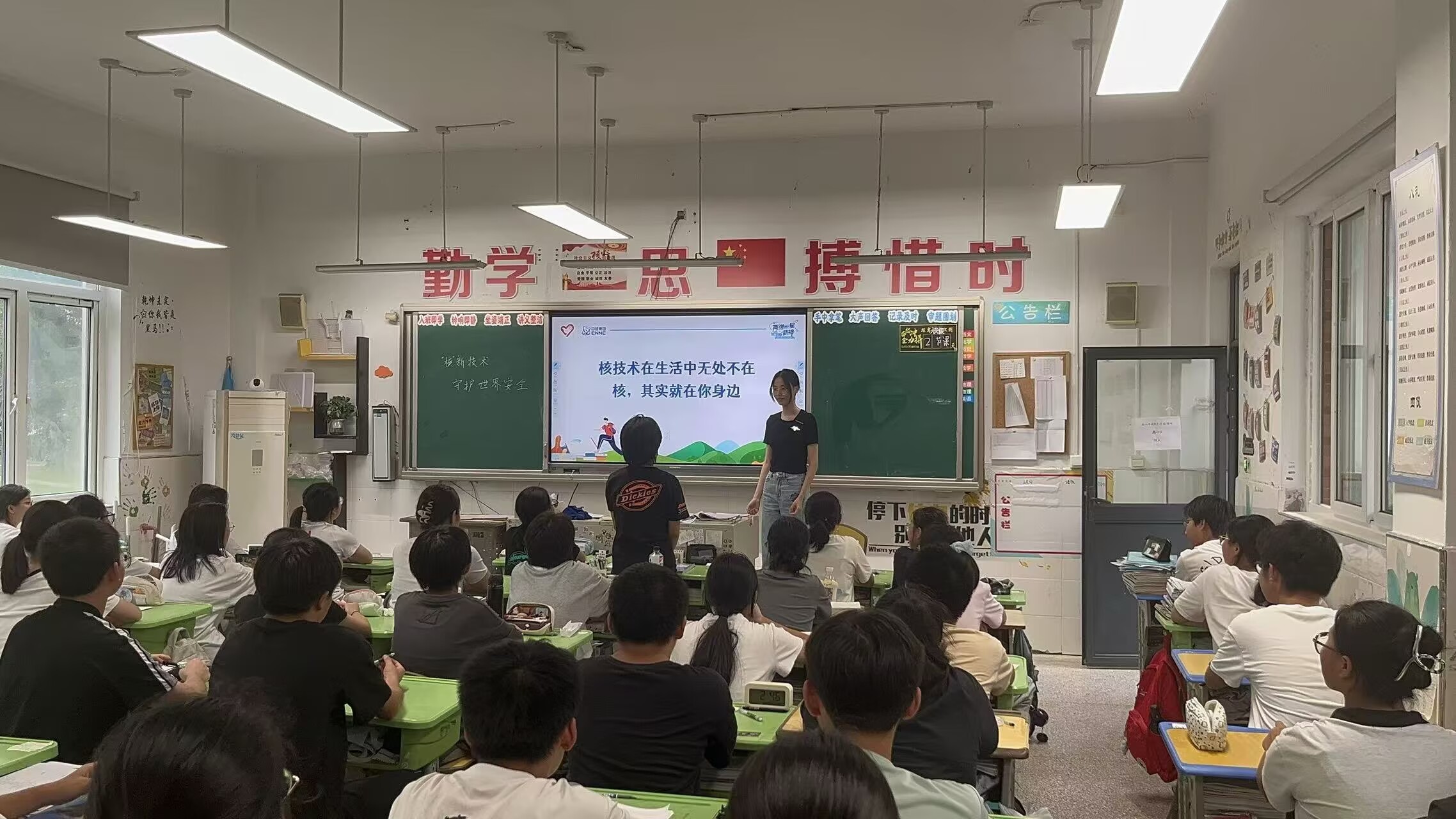 图为江苏省张家港市沙洲中学的宣讲现场 图为江苏省张家港市沙洲中学的宣讲现场