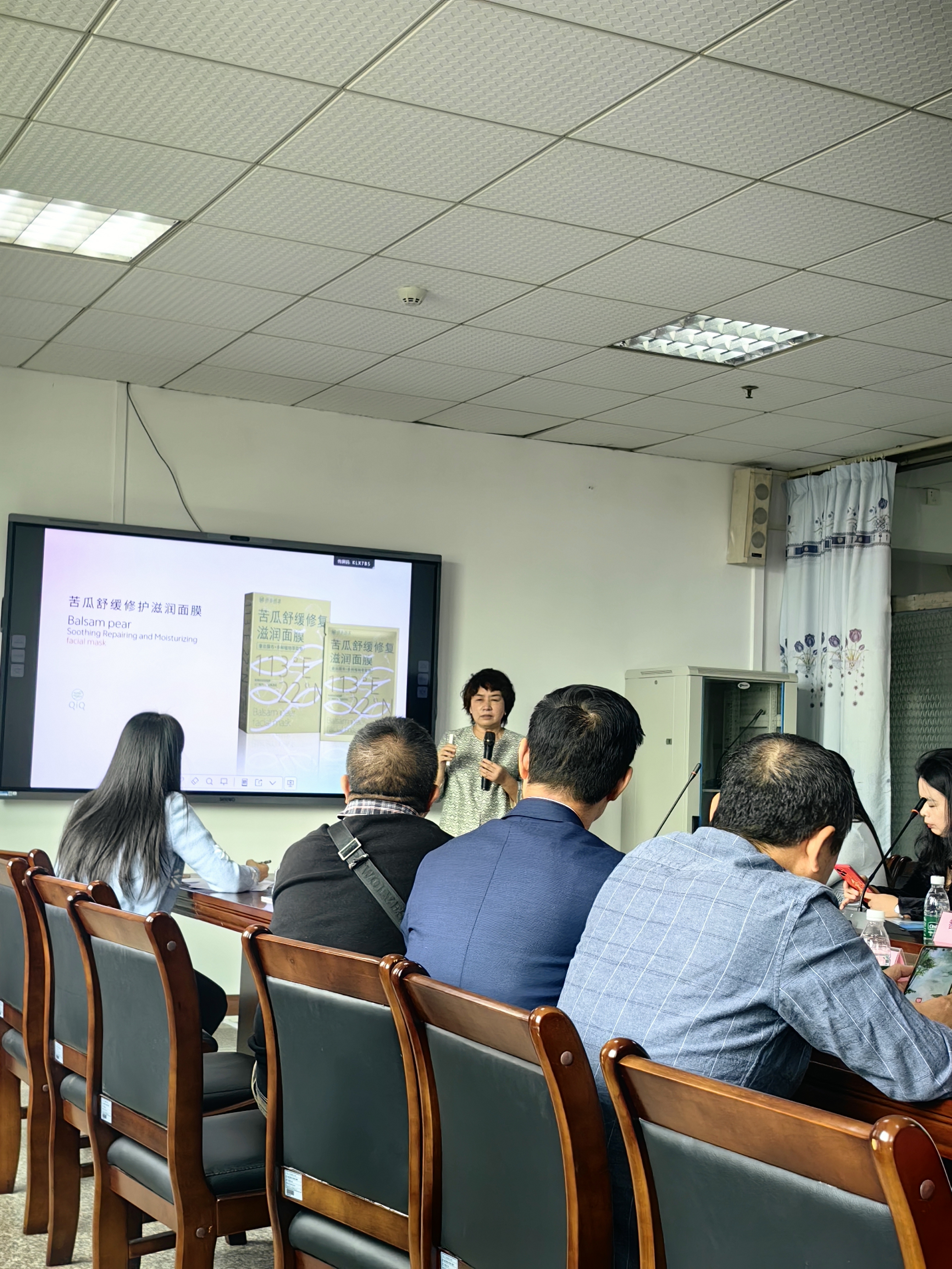 支部党员杜阮凉瓜面膜开发项目，提升当地特色农产品附加值。