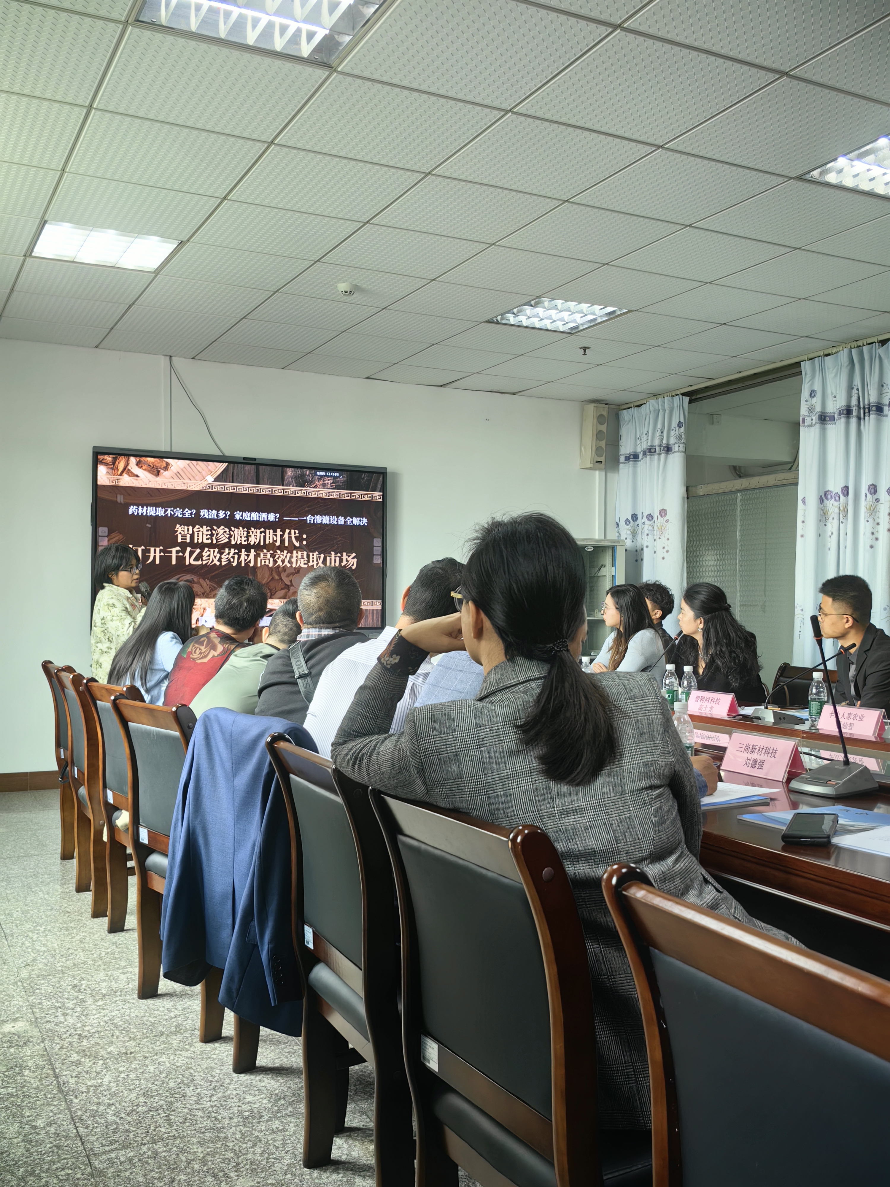 党员教师的药材渗漉装置有效提高药材利用率。