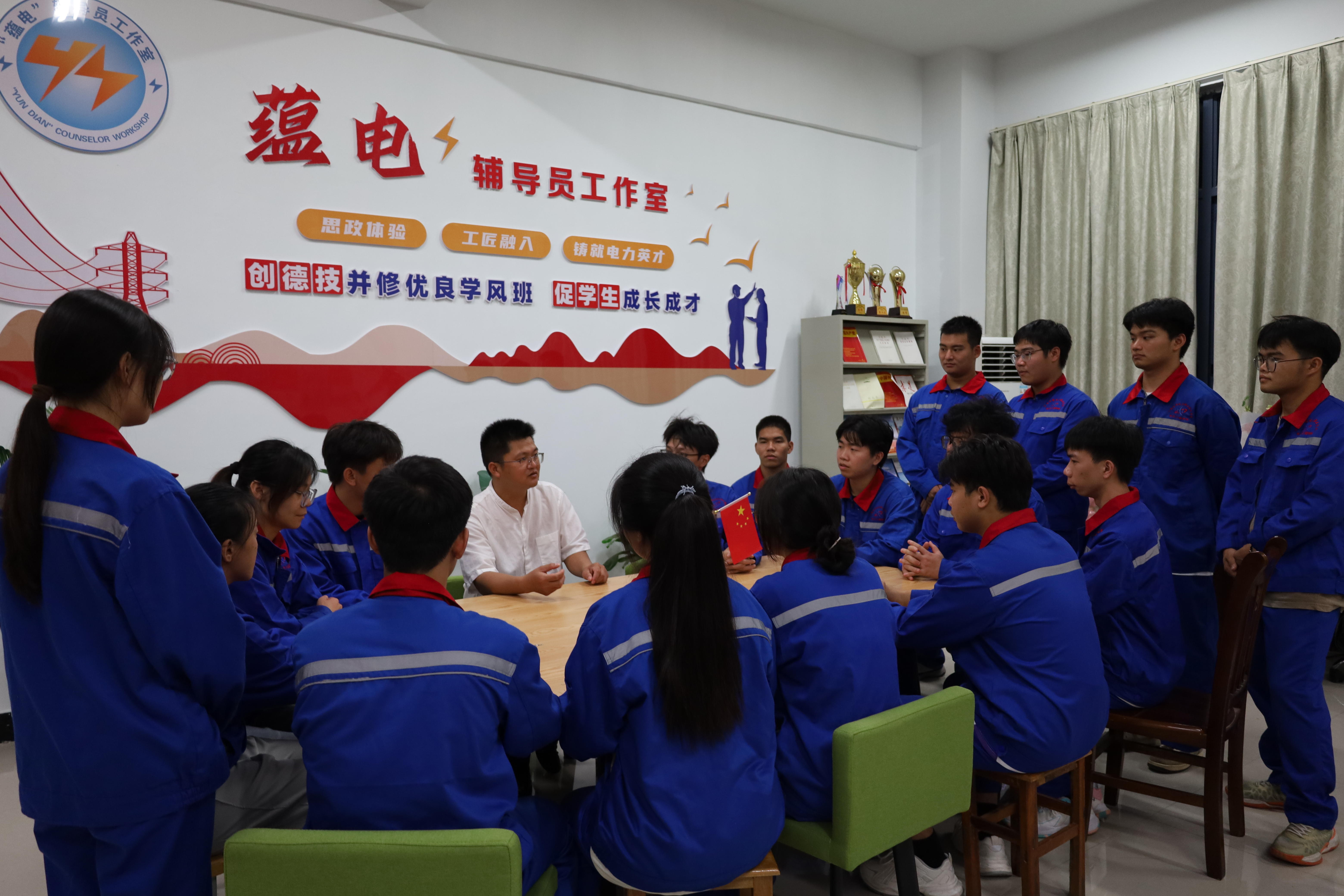 在“蕴电”辅导员工作室与同学们座谈交流