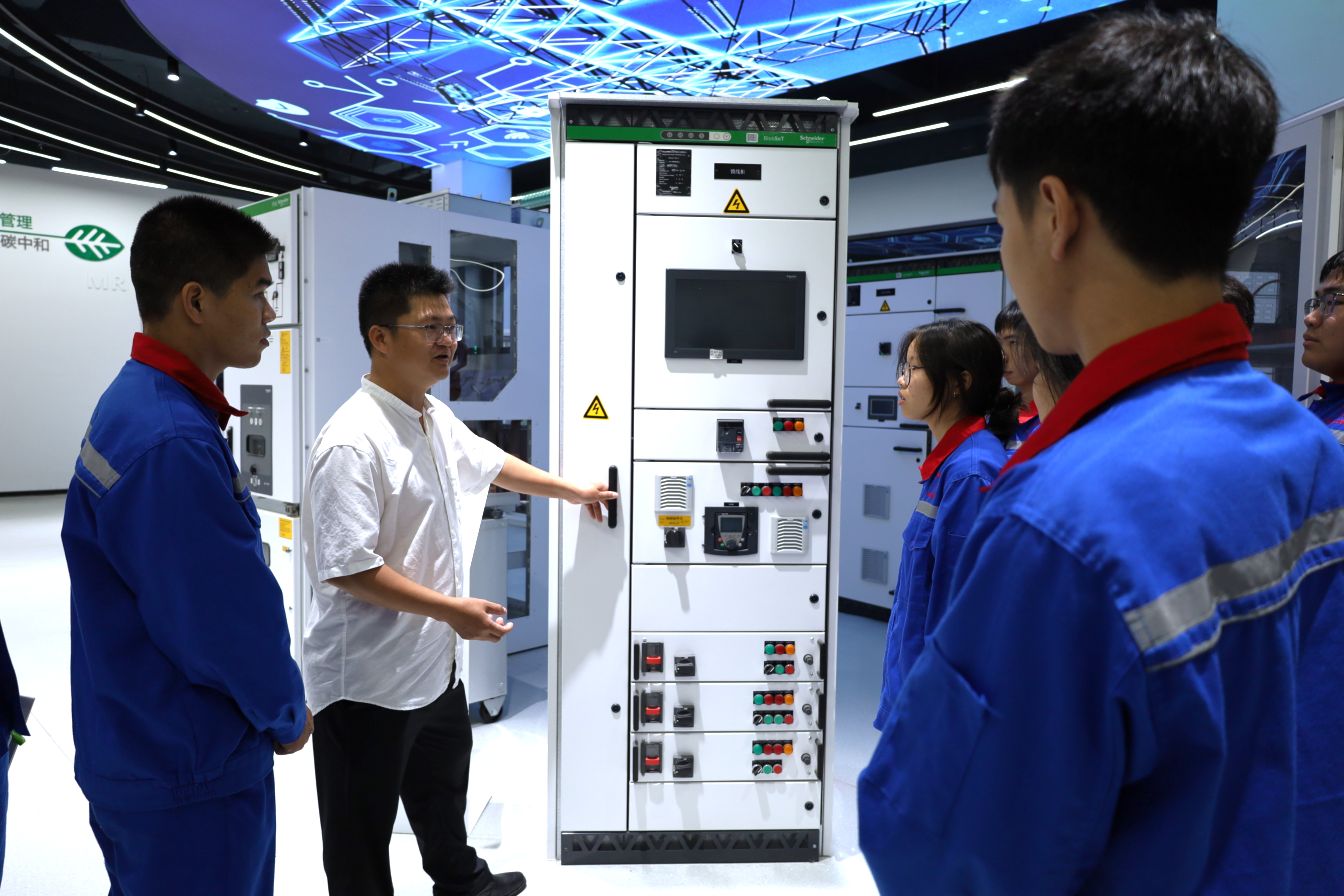 在法国施耐德电气绿色低碳技术应用中心指导学生