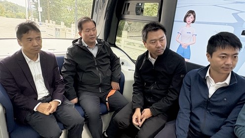 图3：体验无人驾驶小巴车