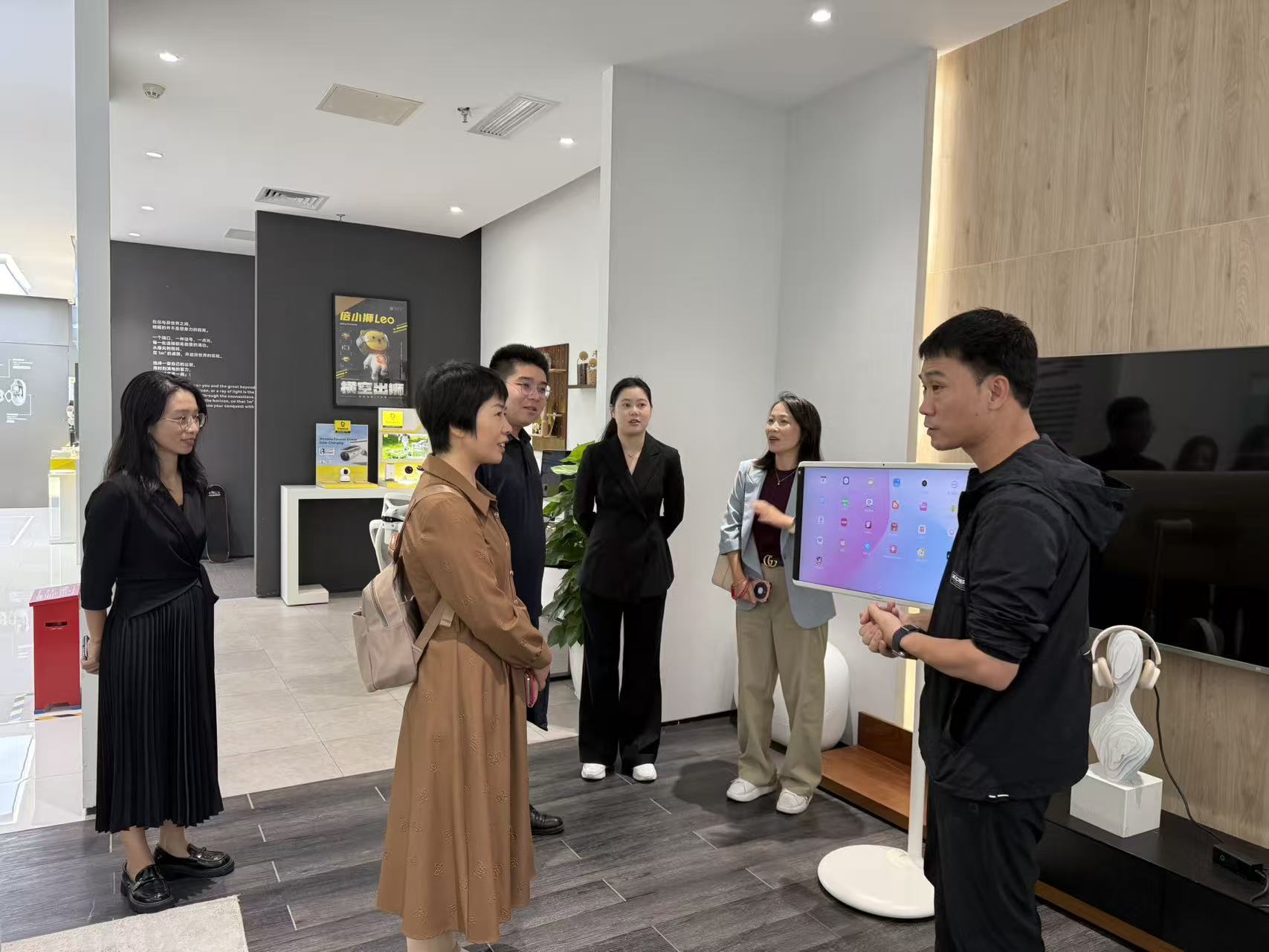 图1 海大调研团队参观龙岗区倍思智能园