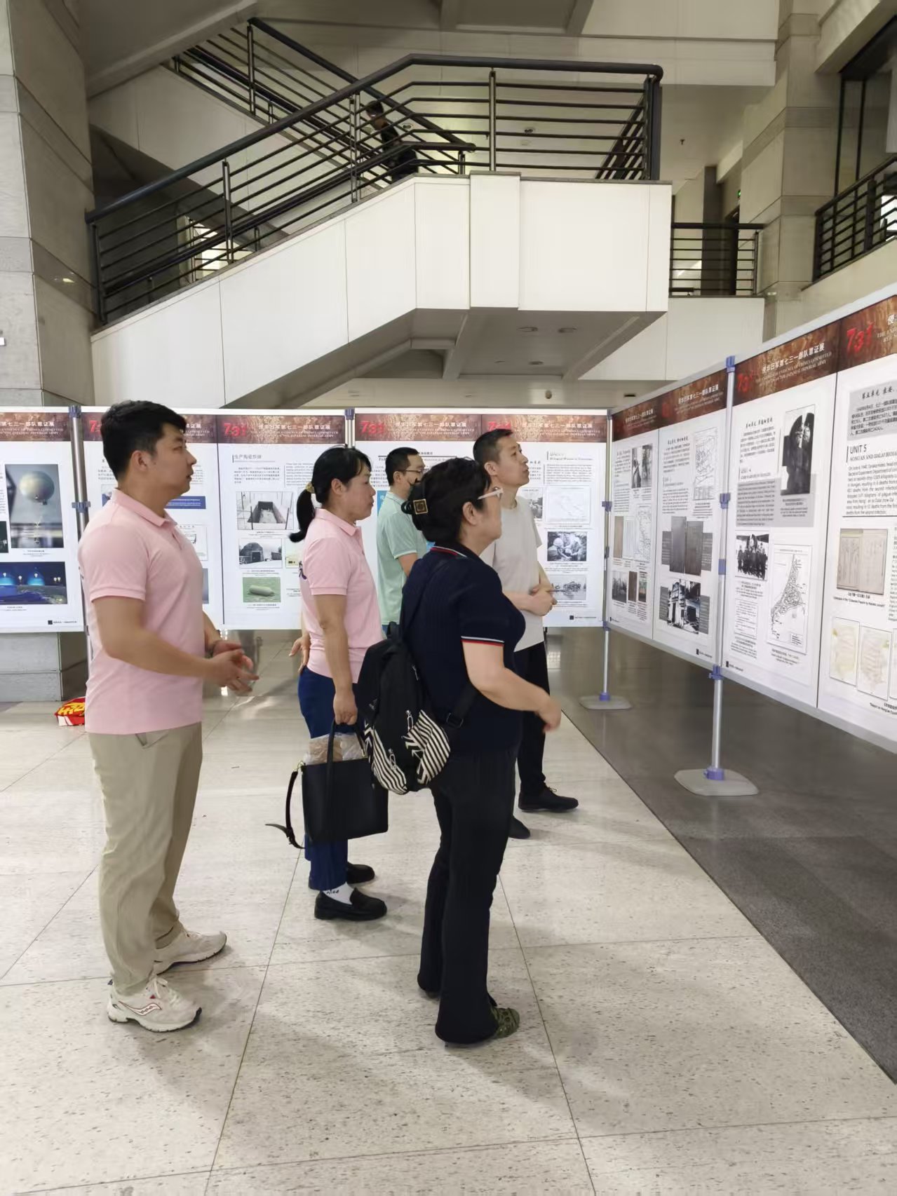 支部党员驻足观看731罪证展