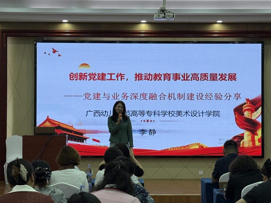 李静在授课中 李静在授课中