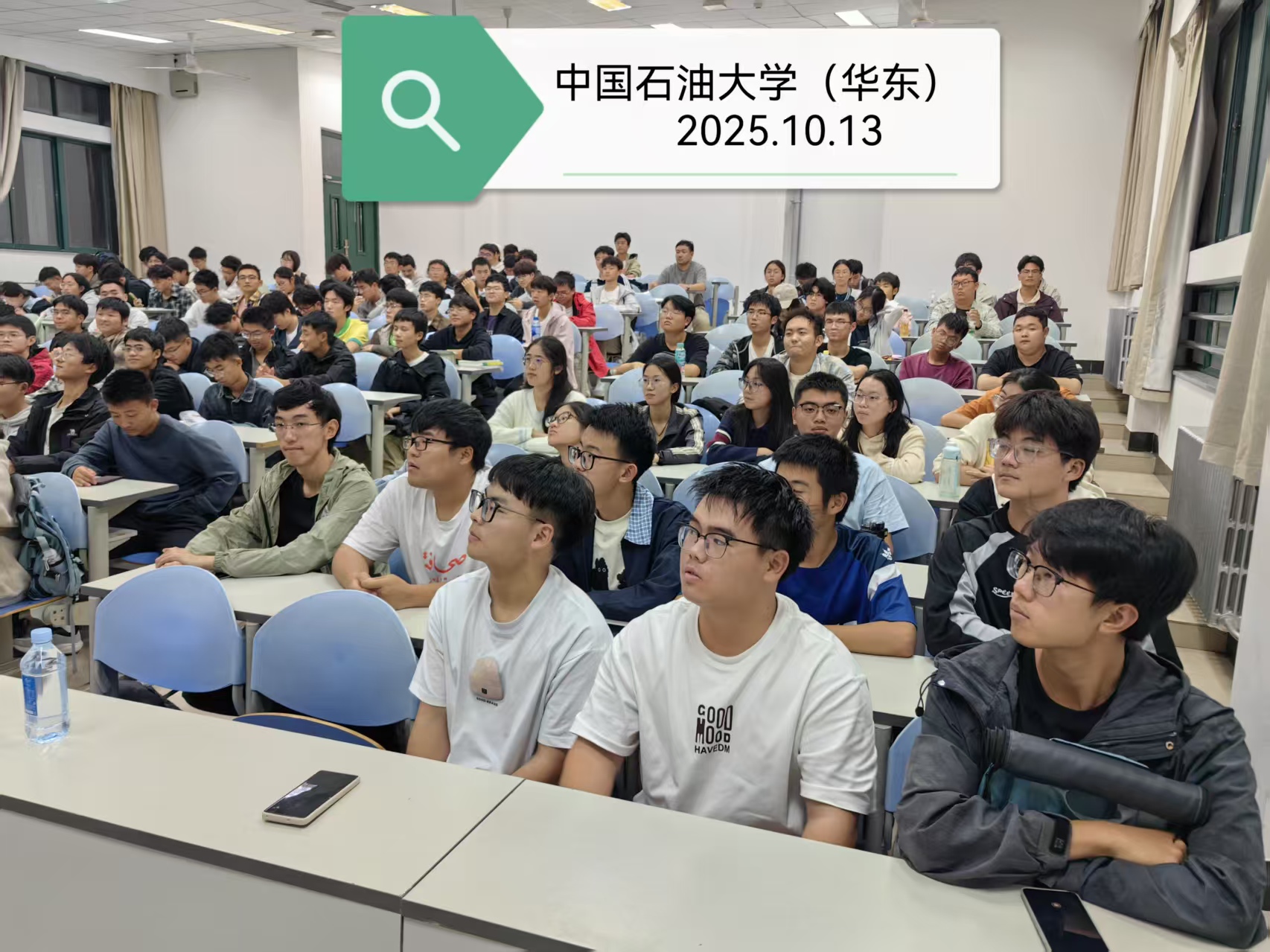 学生在听讲座 学生在听讲座