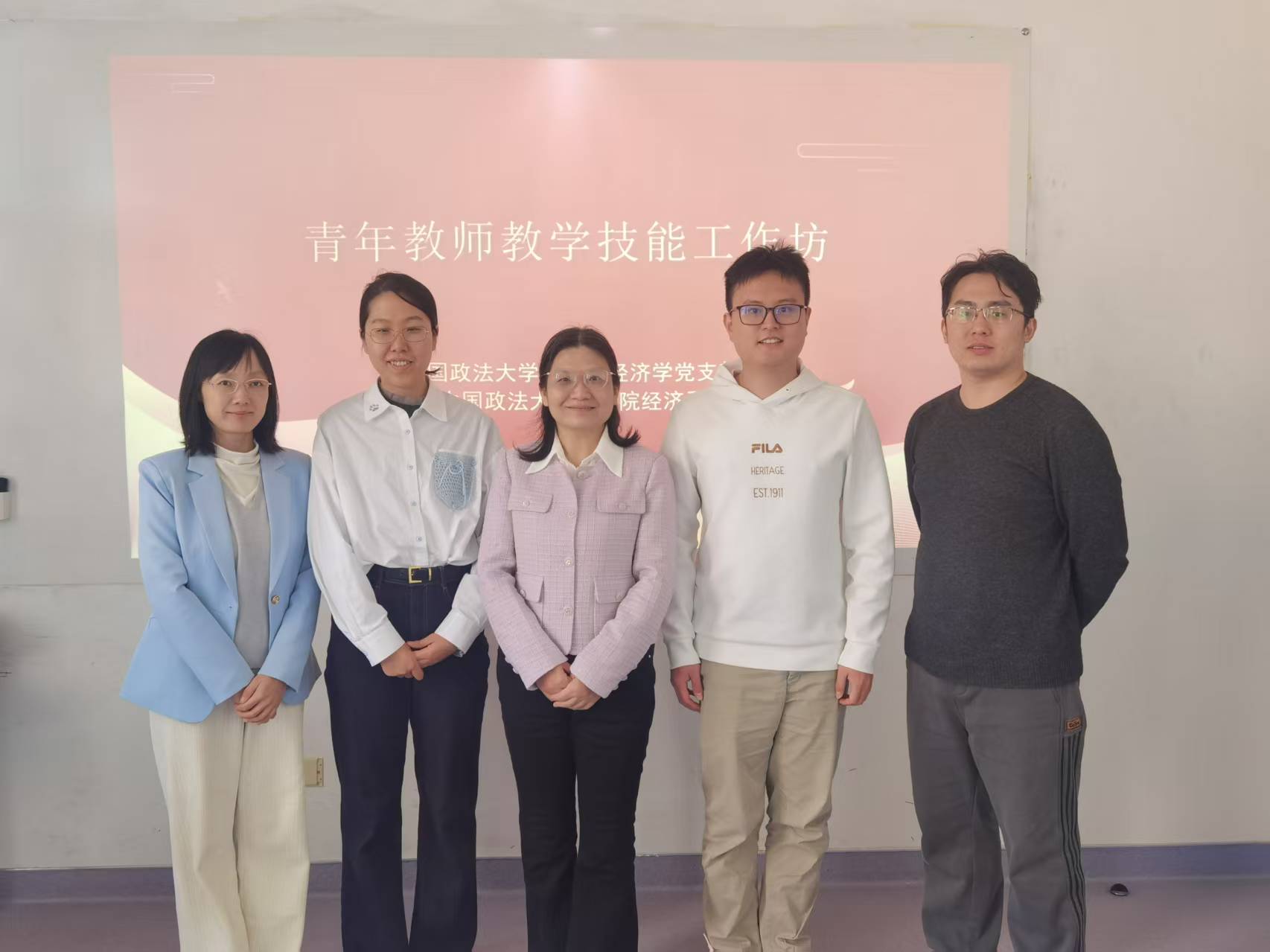 唐老师与青年教师合影