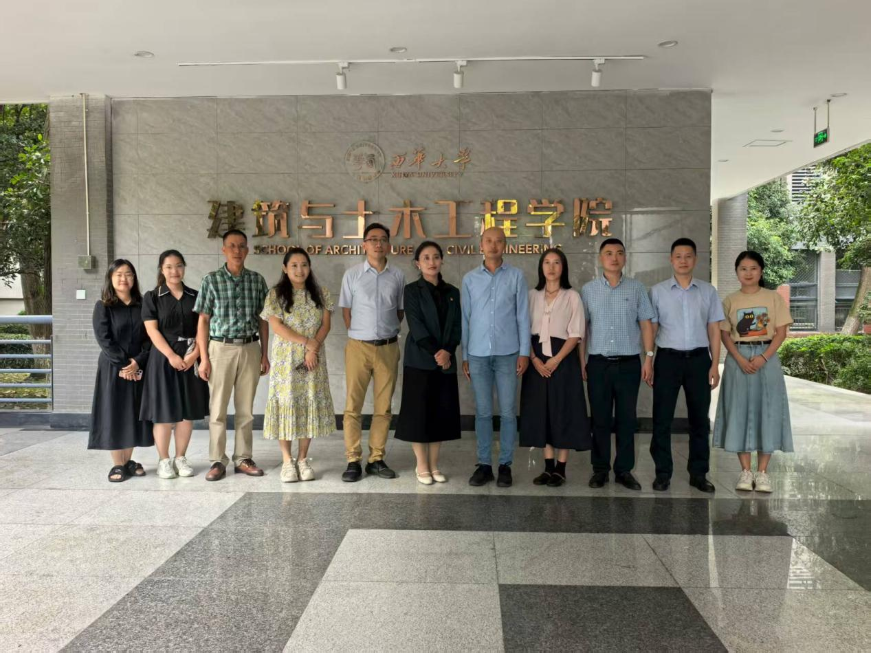 图1 参会代表合影 图1 参会代表合影