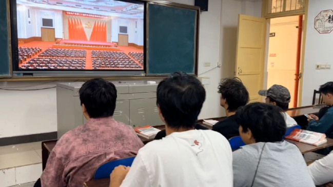 学生观看新闻联播 学生观看新闻联播
