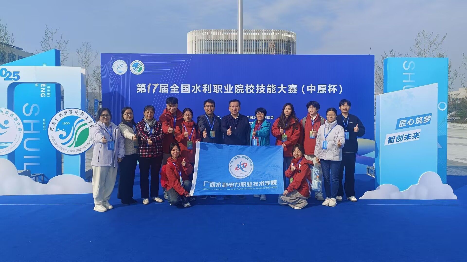 学校党委书记李林与参赛师生合影 学校党委书记李林与参赛师生合影