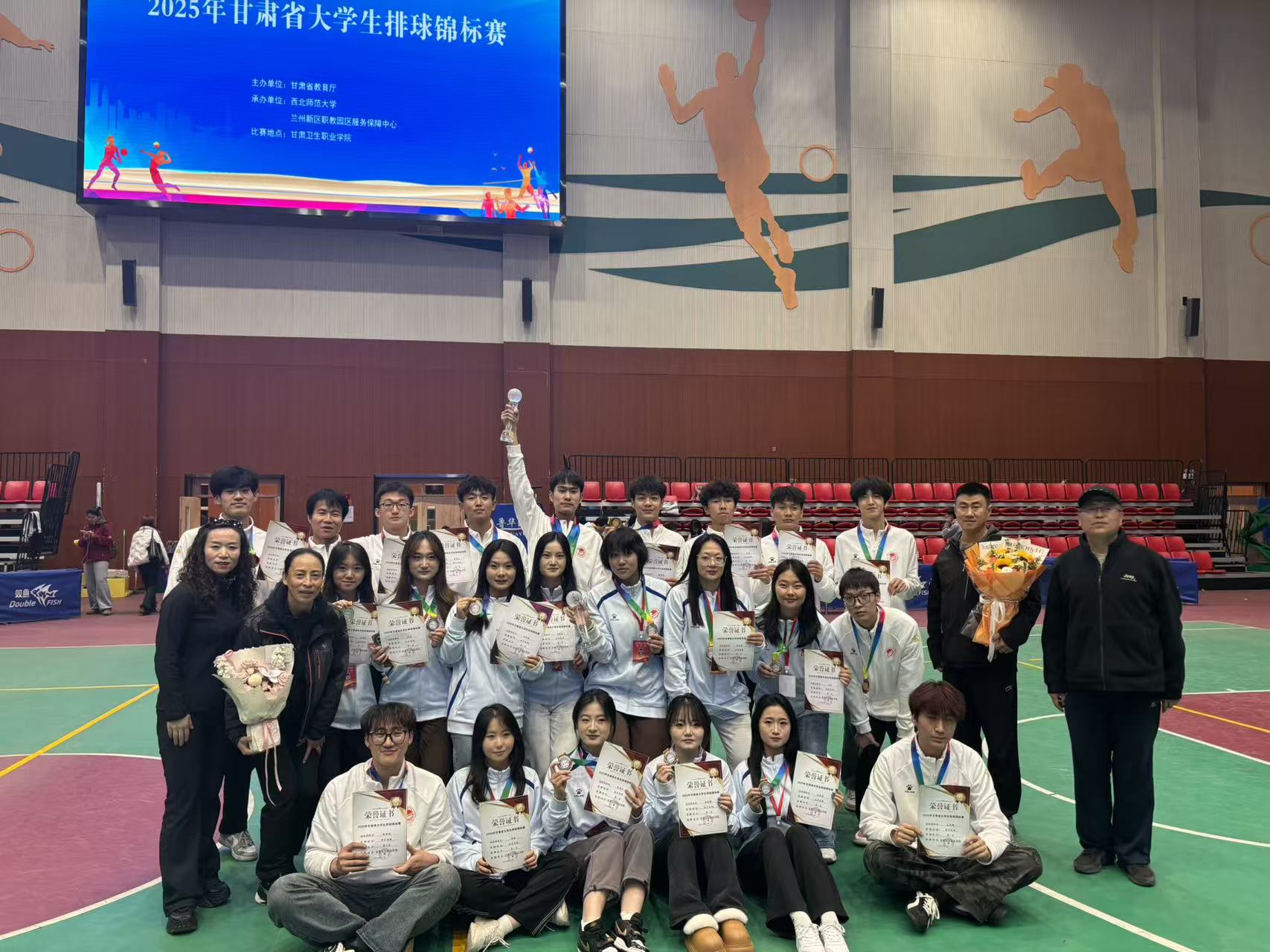 图3 男女排队员及教练员合影