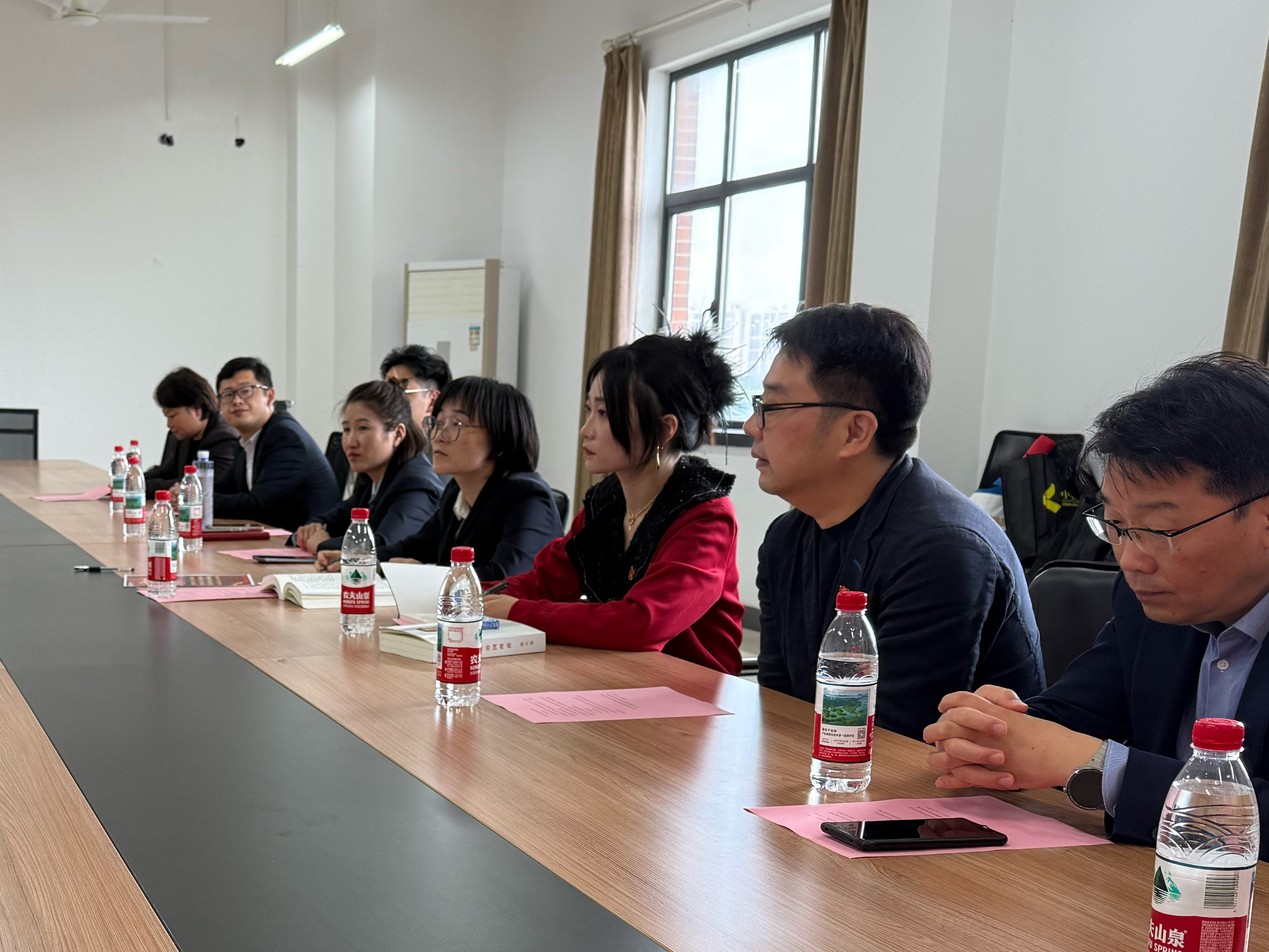 图2 万玲芳同志领读