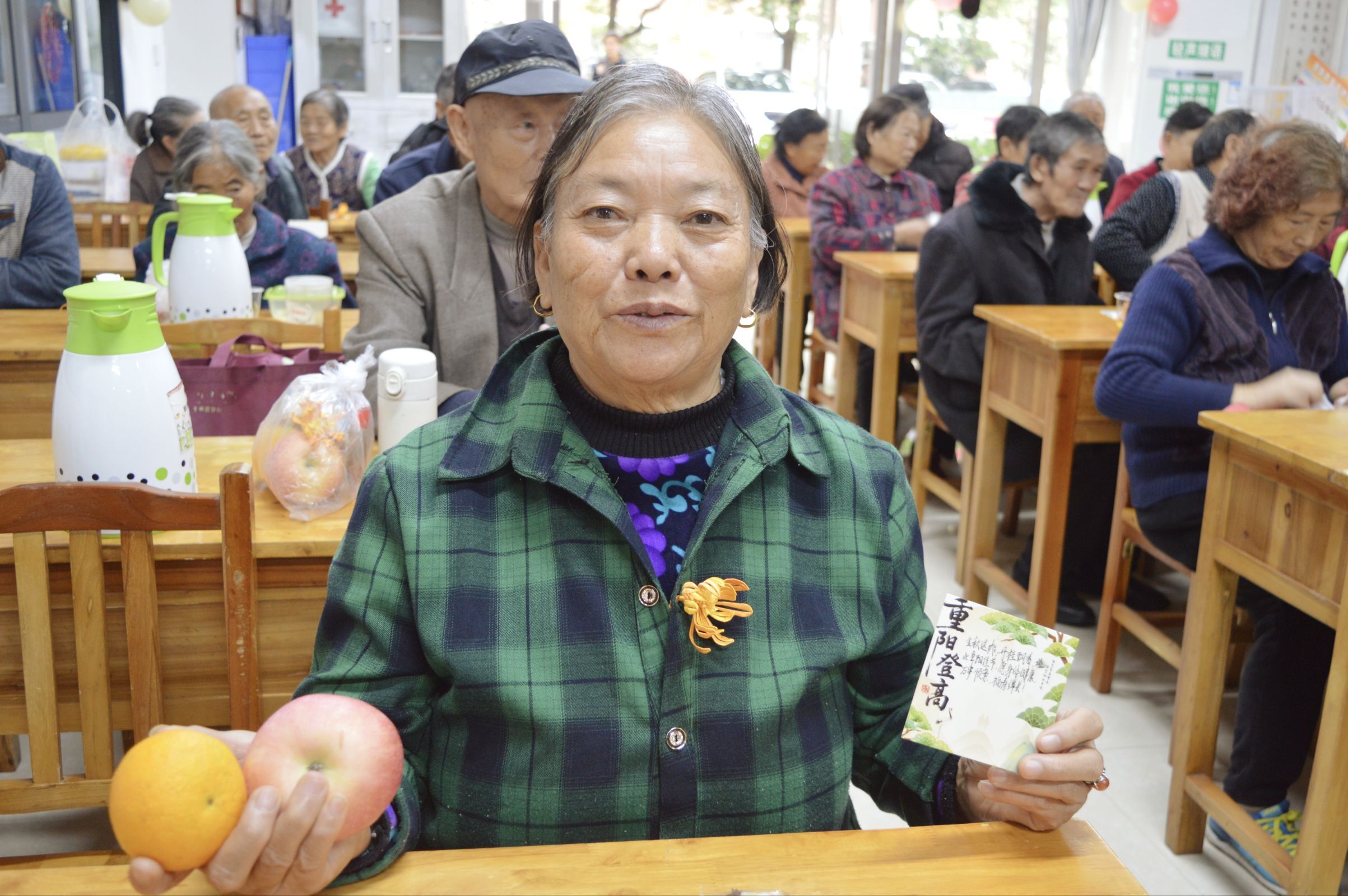 老人们与礼物合影 老人们与礼物合影